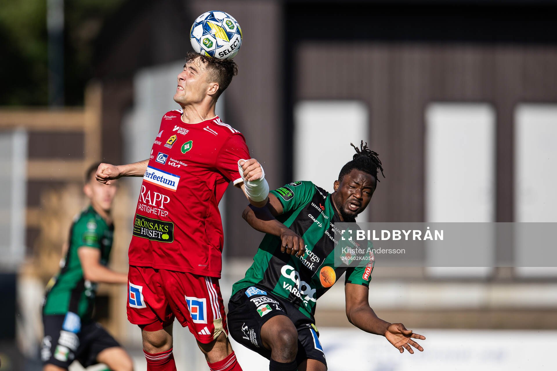 Skövde AIKs Filip Drinic och Varbergs Azeez Temitope Yusuf