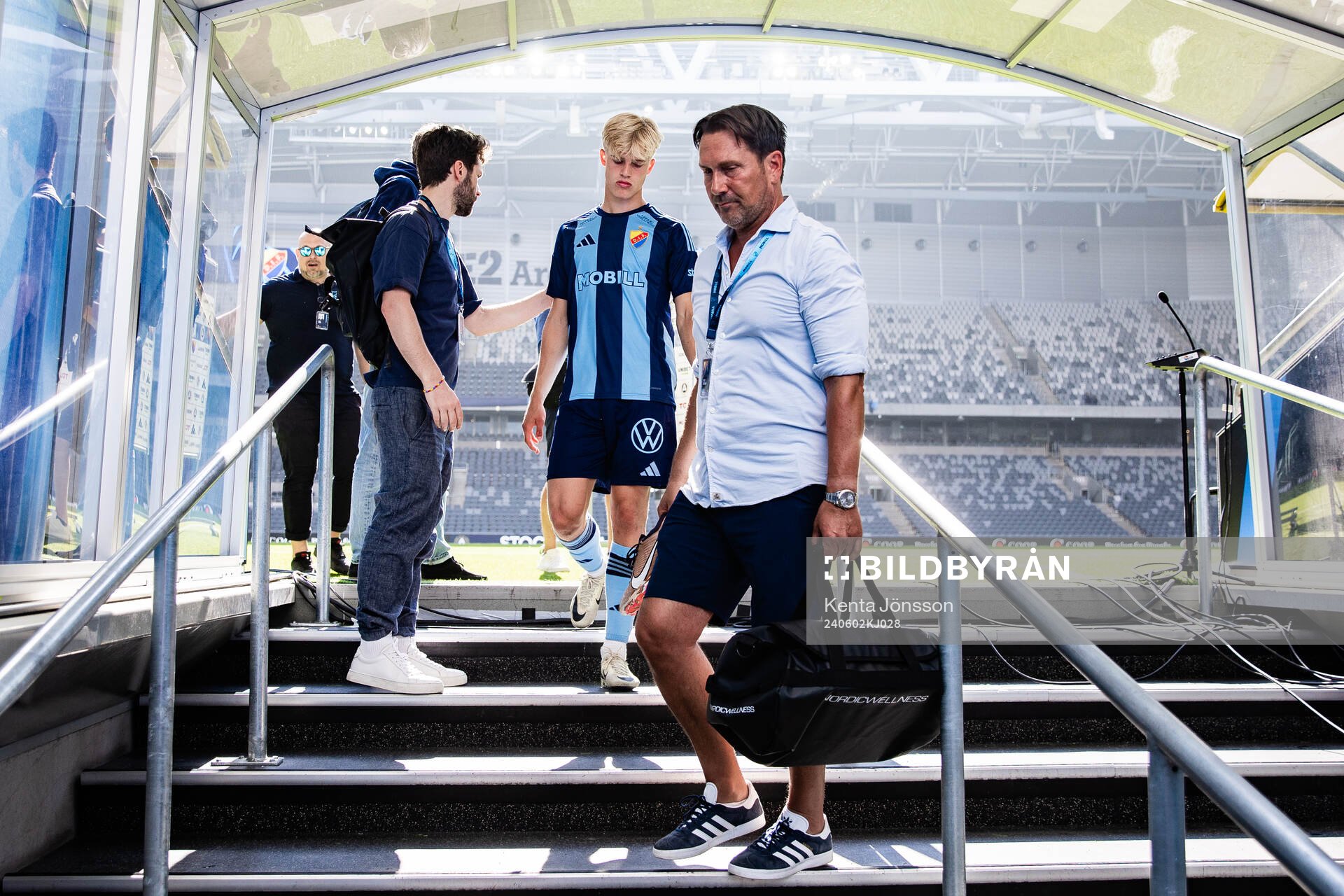 Djurgårdens Lucas Bergvall lämnar planen med