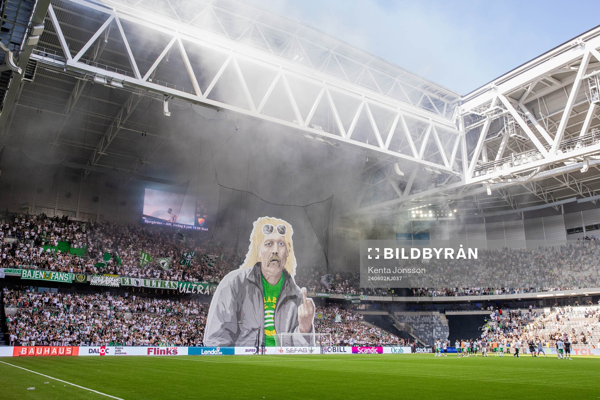 Hammarbys supportrar med ett tifo föreställande Kenta