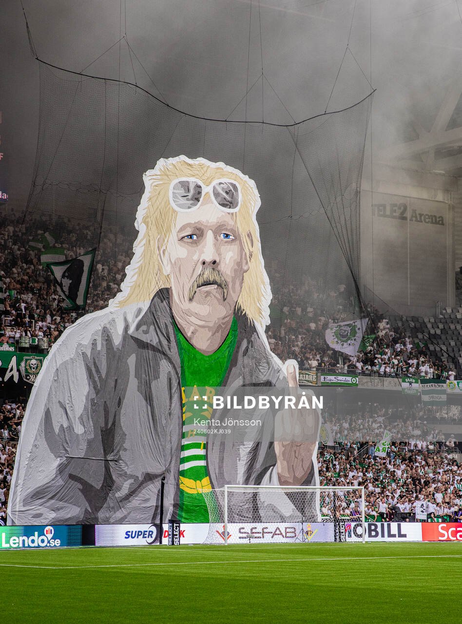 Hammarbys supportrar med ett tifo föreställande Kenta