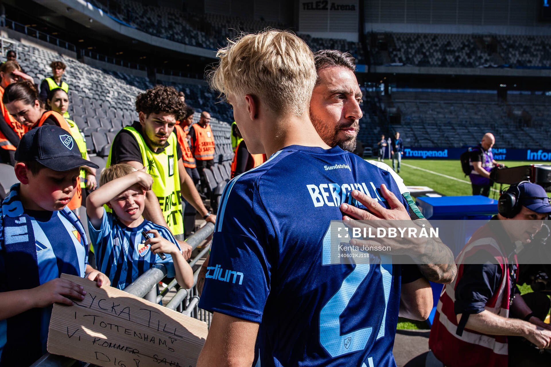 Djurgårdens Lucas Bergvall får en kram av Hammarbys Nahir