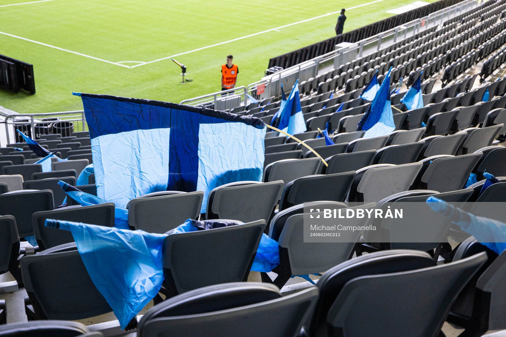 Djurgården flaggor på läktaren innan fotbollsmatchen i