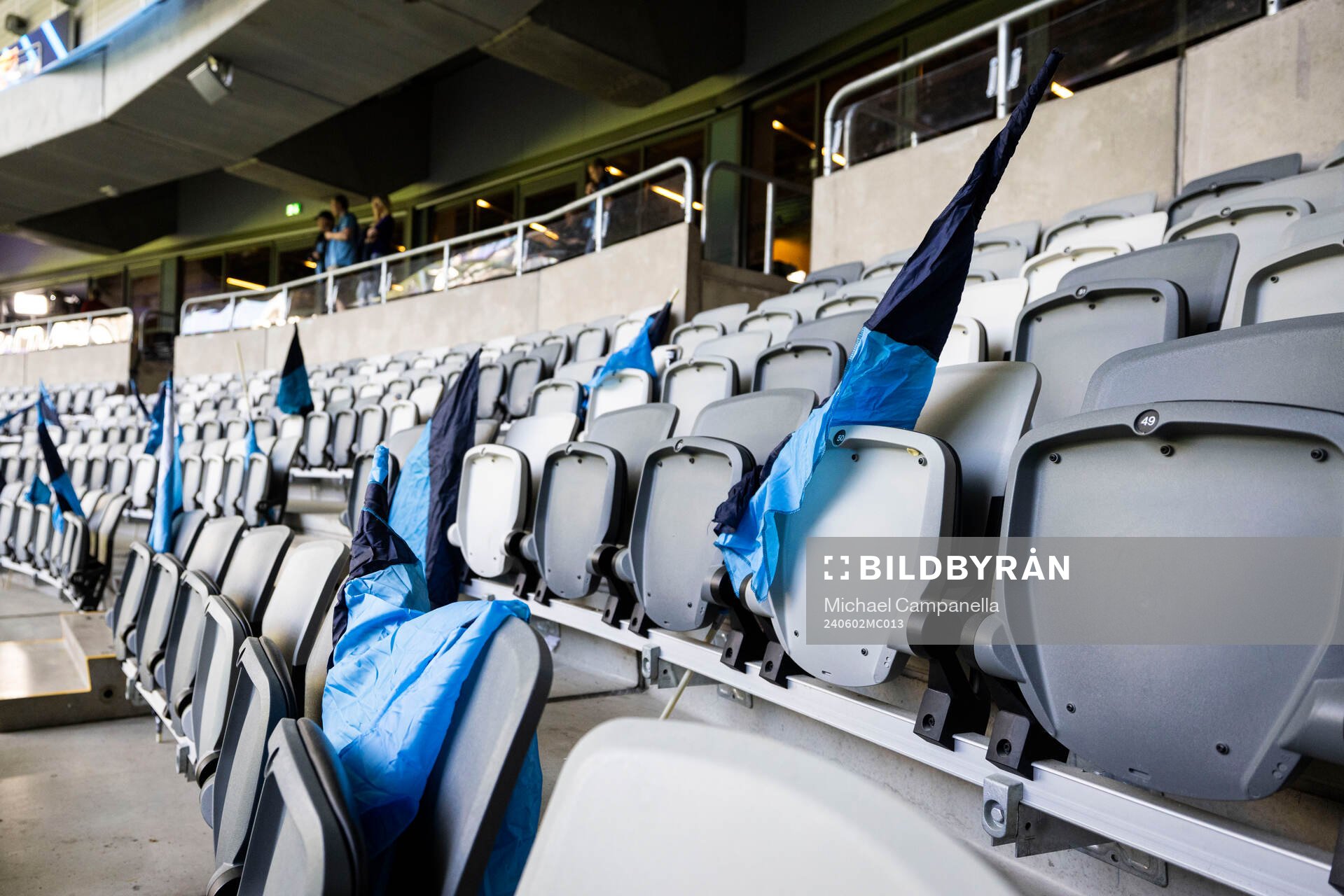 Djurgården flaggor på läktaren innan fotbollsmatchen i