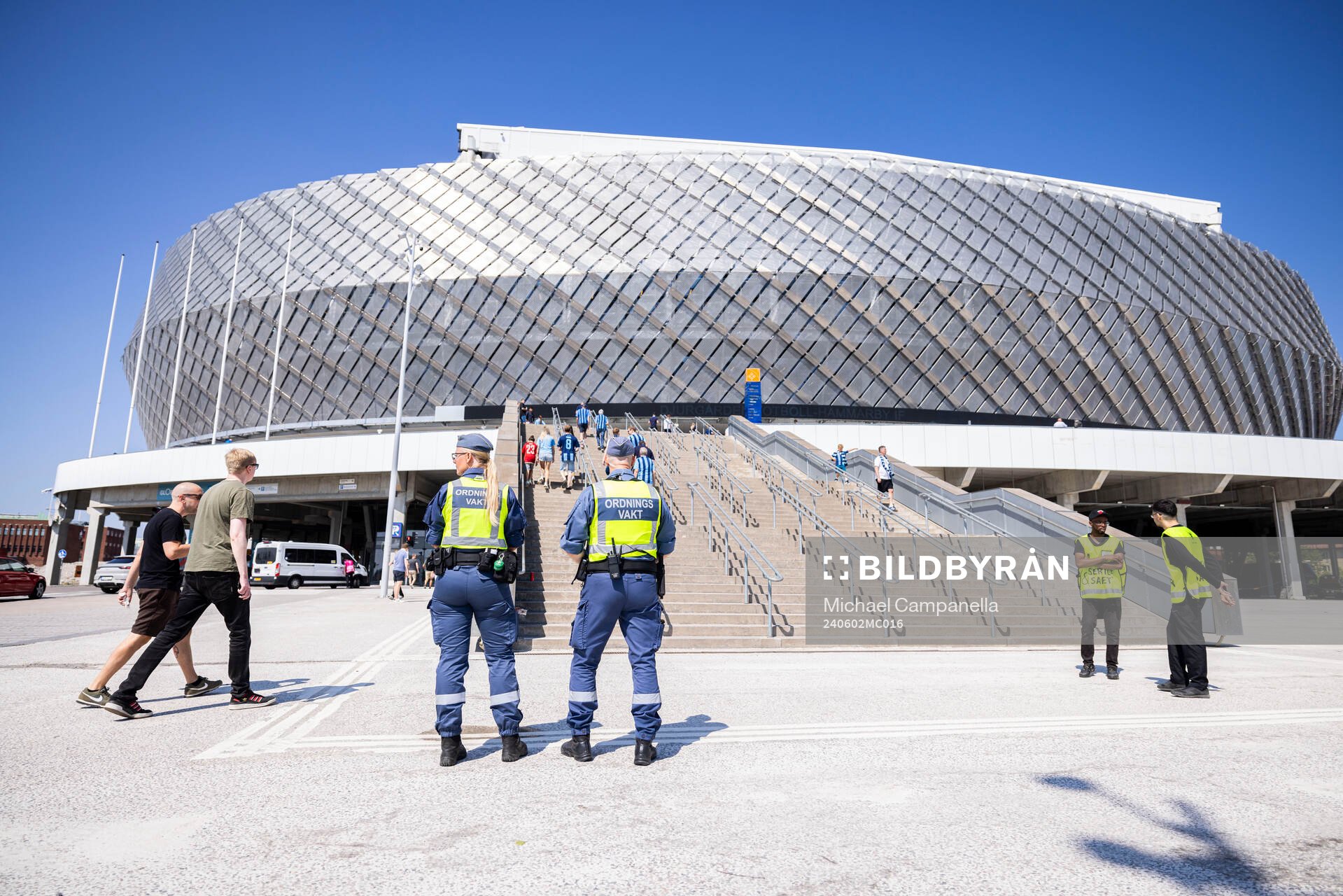 Ordningsvakter utanför Tele2 Arena inför fotbollsmatchen i Allsvenskan mellan Djurgården och Hammarby den 2 juni 2024 i Stockholm. 