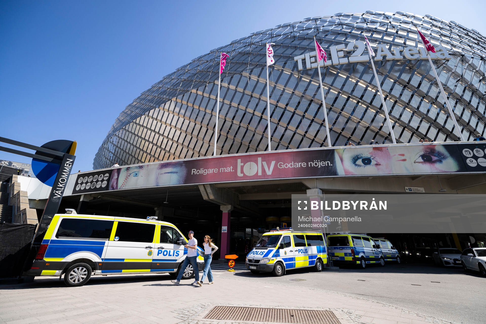 Polisbilar utanför Tele2 Arena inför fotbollsmatchen i Allsvenskan mellan Djurgården och Hammarby den 2 juni 2024 i Stockholm. 