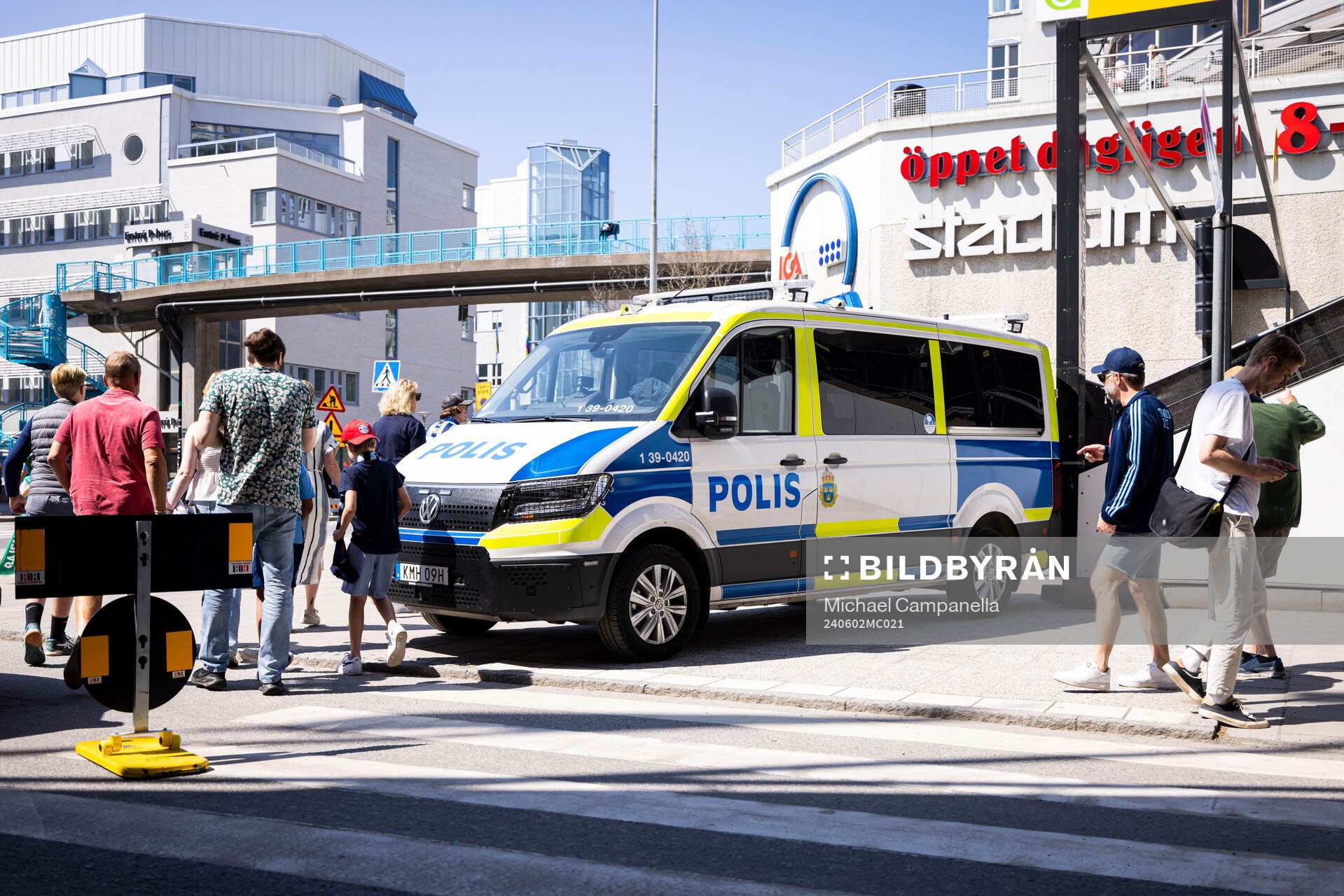 Polisbilar utanför Tele2 Arena