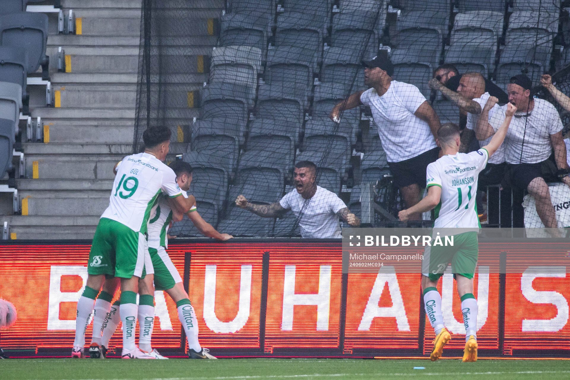 Hammarbys Deniz Gul och Nahir Besara jublar