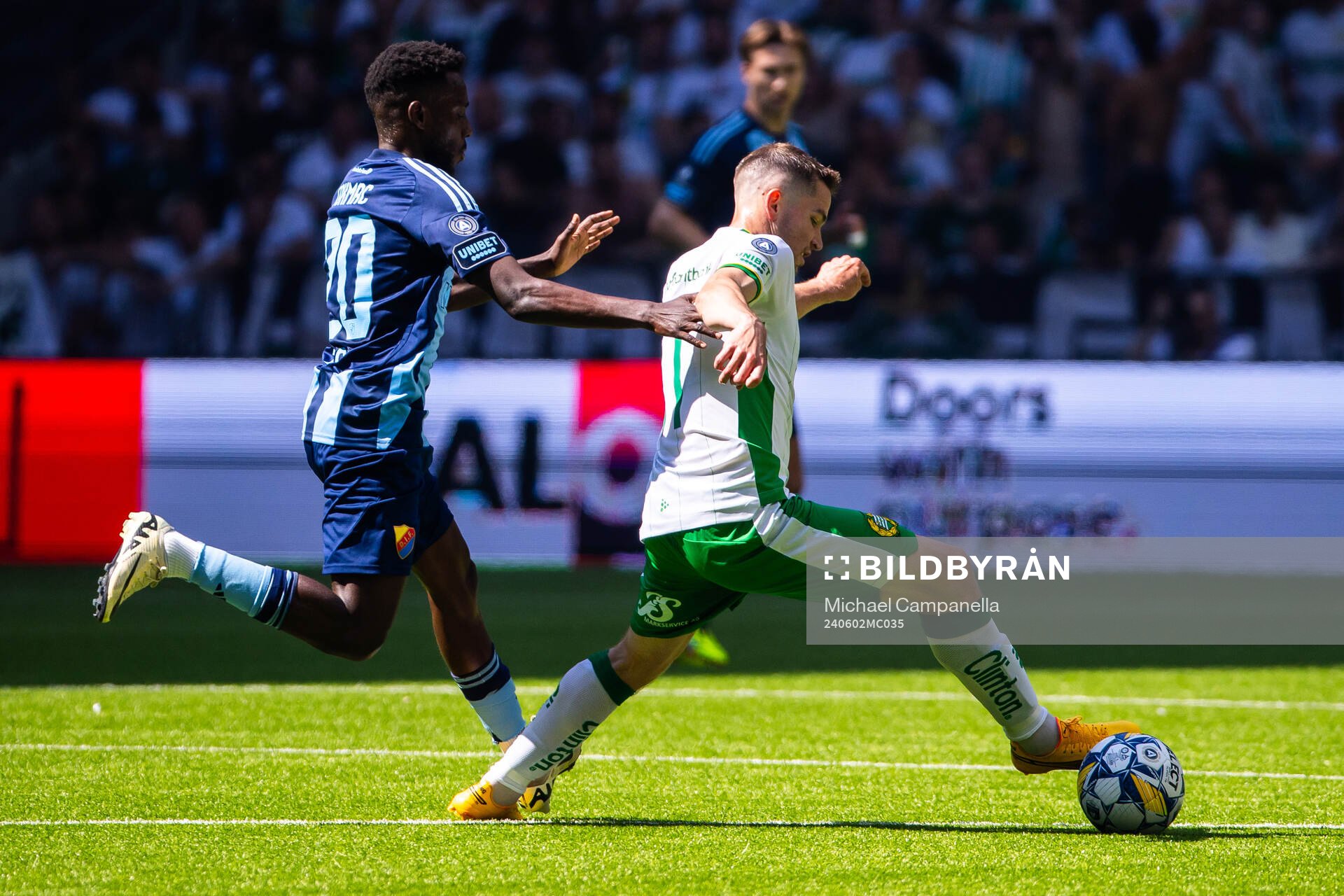 Djurgårdens Tokmac Nguen och Hammarbys Oscar Johansson