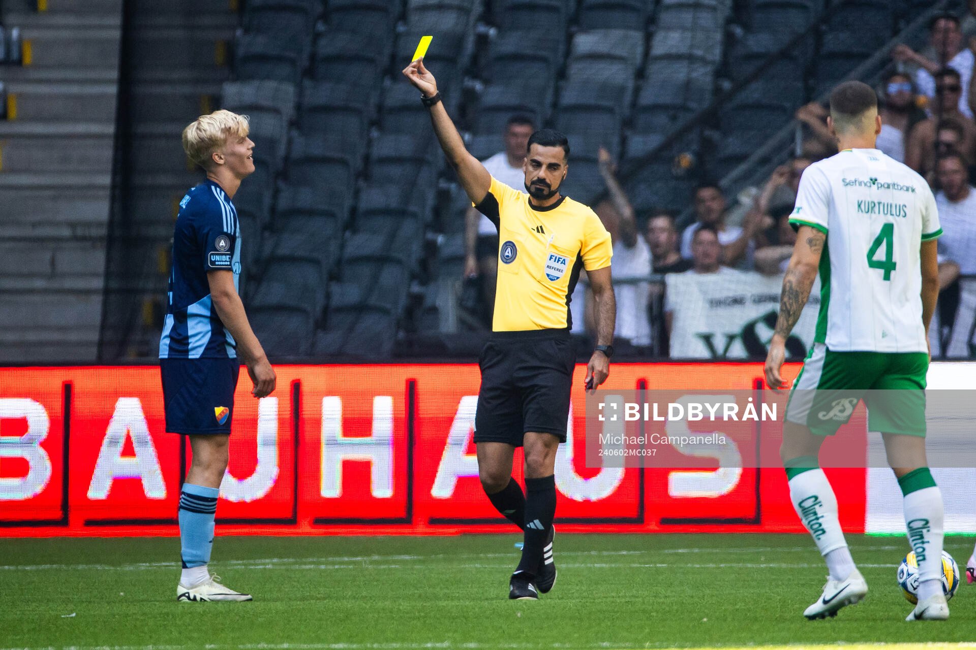 Djurgårdens Lucas Bergvall blir varnad av Domare Mohammed Al-Hakim under fotbollsmatchen i Allsvenskan mellan Djurgården och Hammarby den 2 juni 2024 i Stockholm.