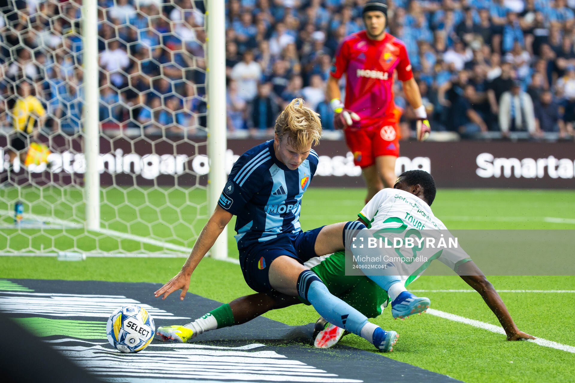 Djurgårdens Theo Bergvall och Hammarbys Bouzomana Toure