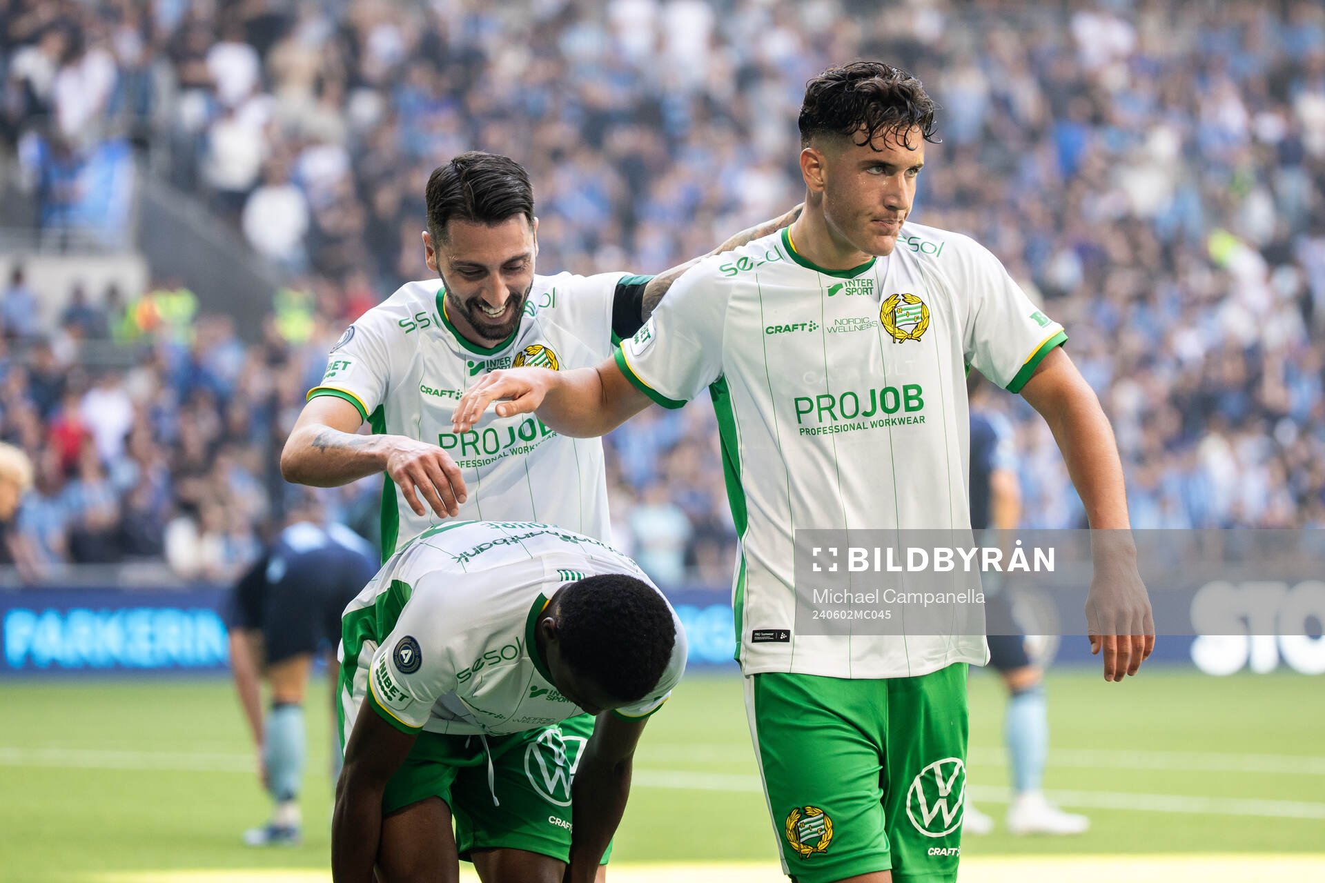 Hammarbys Nahir Besara och Deniz Gul jublar med Bouzomana