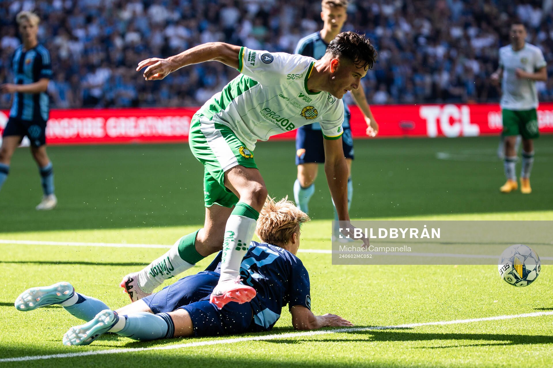 Djurgårdens Theo Bergvall och Hammarbys Deniz Gul  och