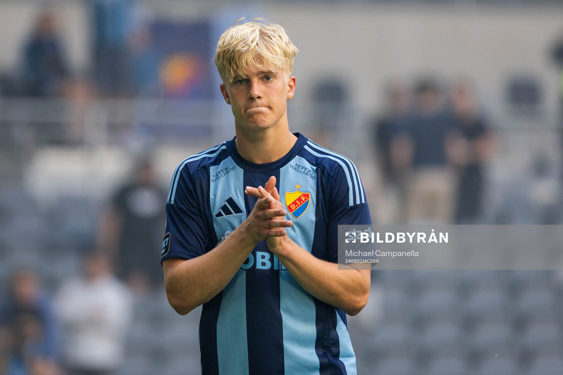 Djurgårdens Lucas Bergvall tackar publiken efter fotbollsmatchen i Allsvenskan mellan Djurgården och Hammarby den 2 juni 2024 i Stockholm.