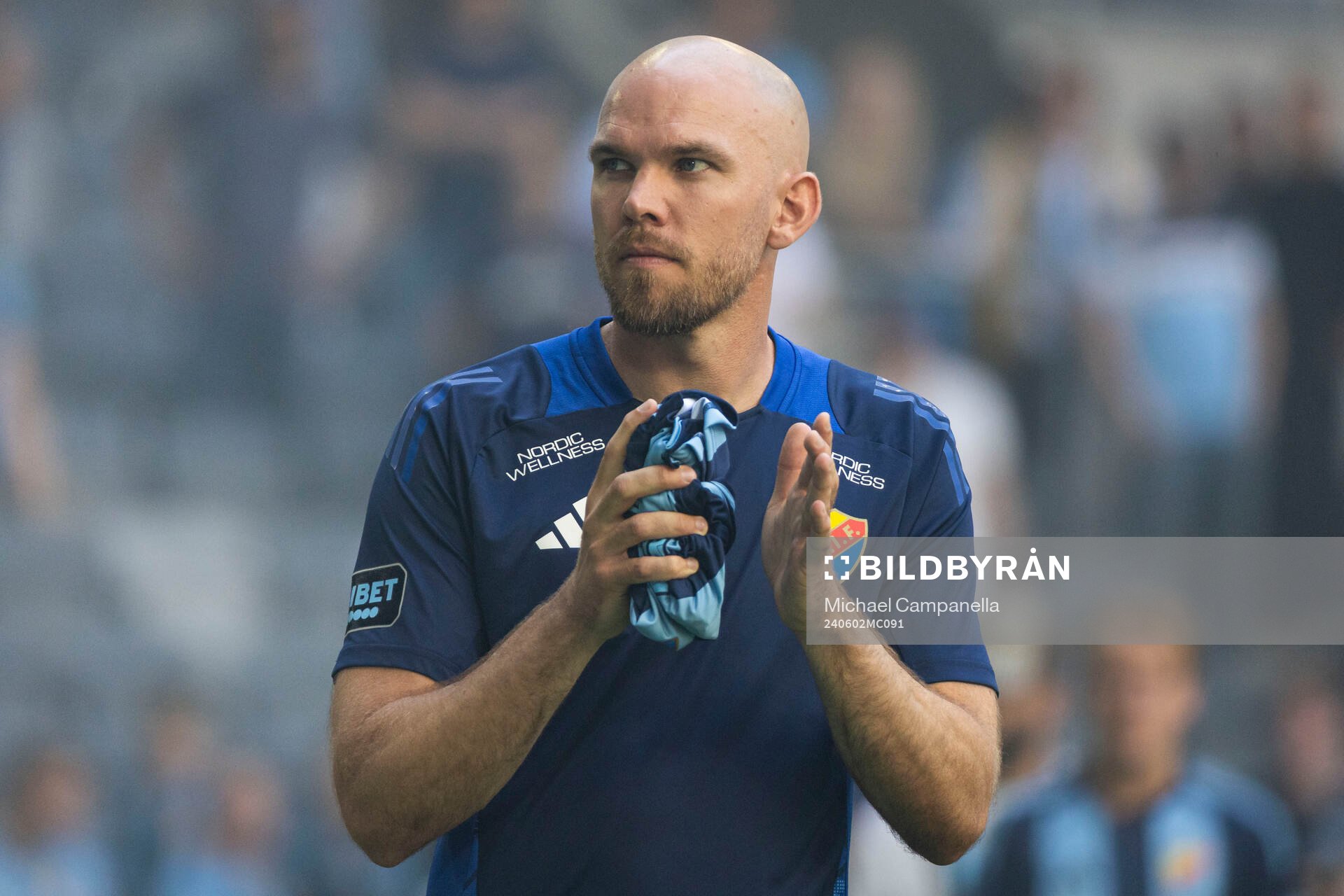 Djurgårdens Marcus Danielson tackar publiken efter fotbollsmatchen i Allsvenskan mellan Djurgården och Hammarby den 2 juni 2024 i Stockholm.