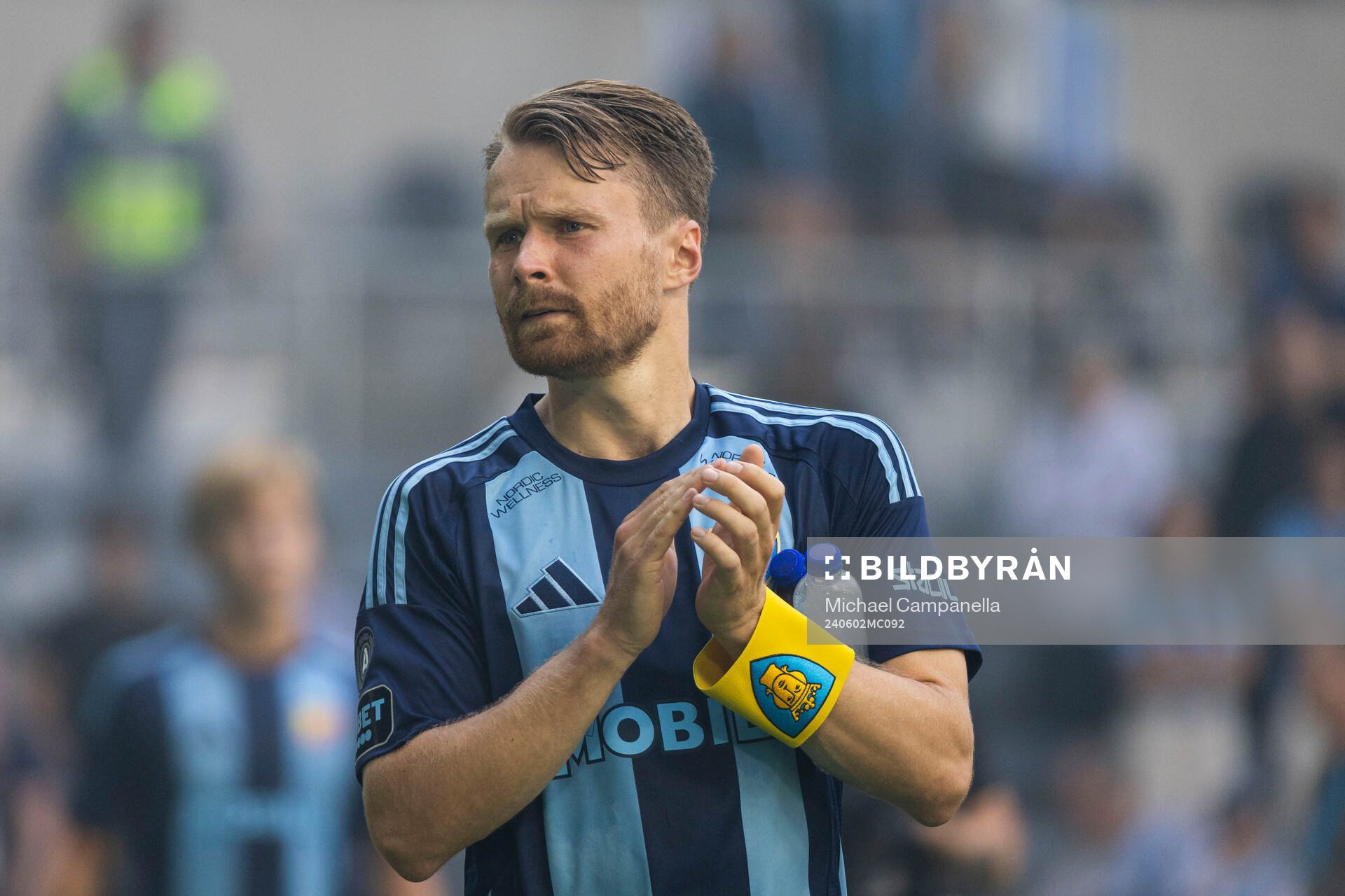 Djurgårdens Jacob Larsson tackar publiken