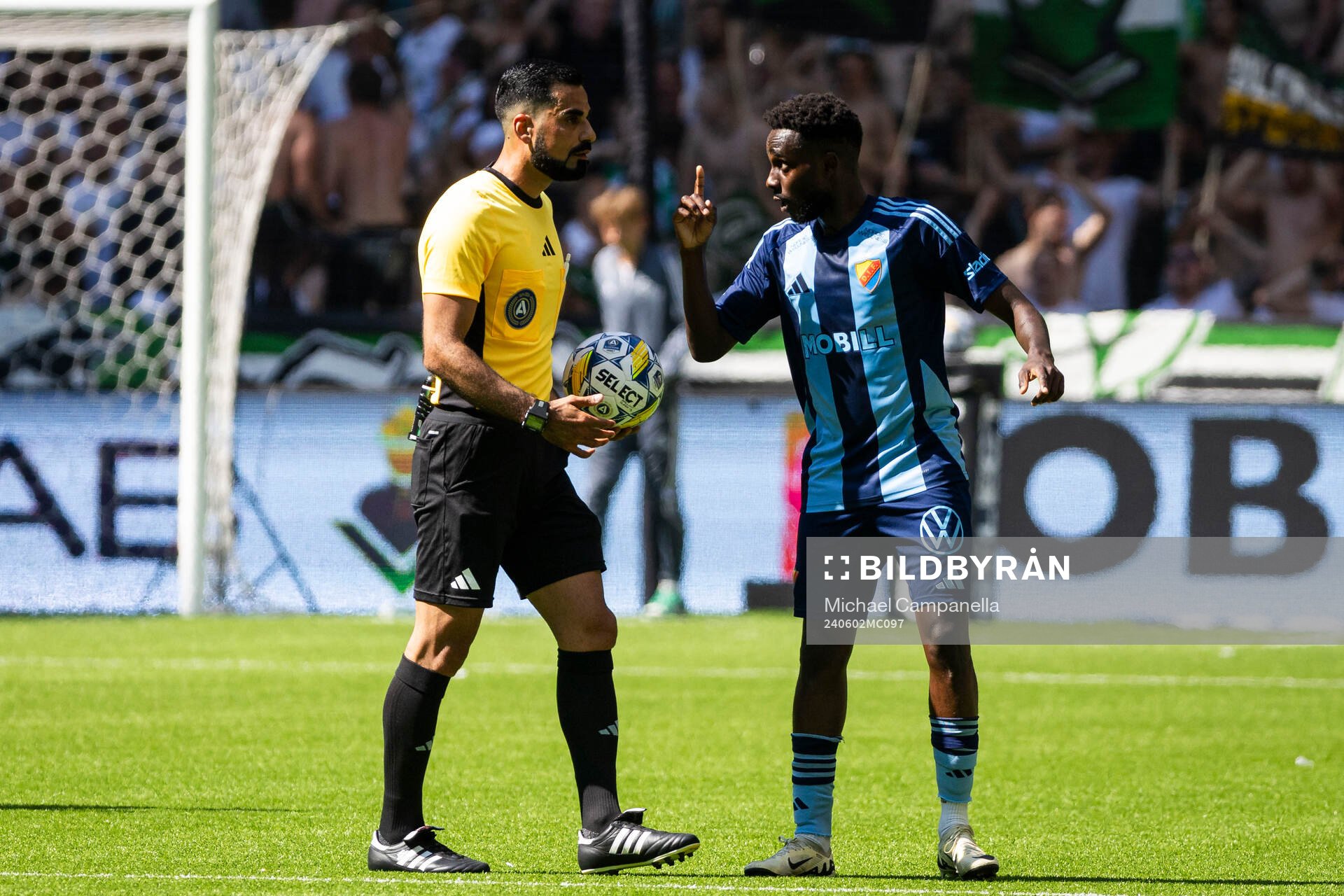 Djurgårdens Tokmac Nguen och Domare Mohammed Al-Hakim