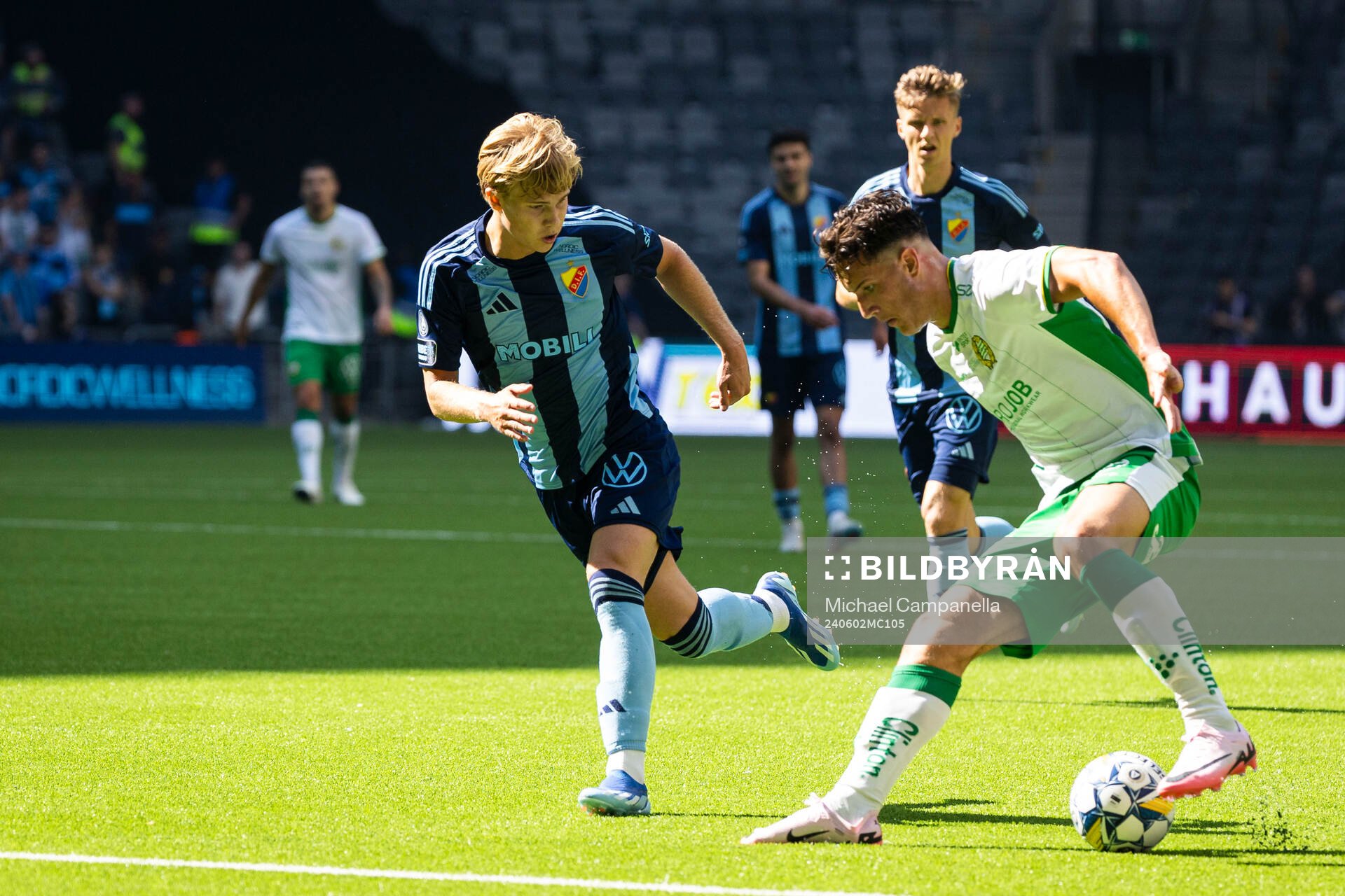 Djurgårdens Theo Bergvall och Hammarbys Viktor Dukanovic