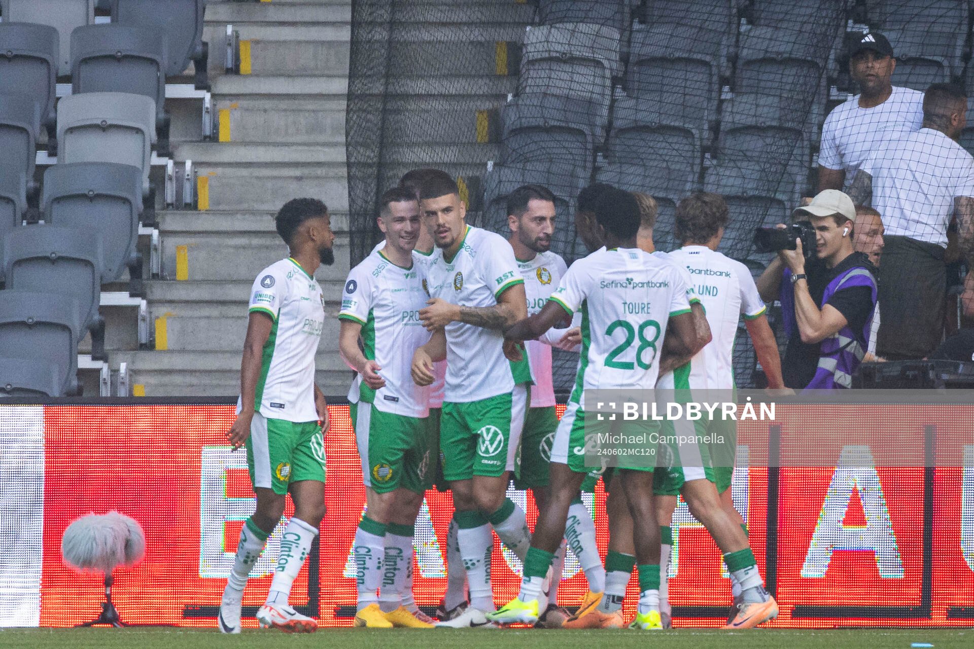 Hammarbys spelarna jublar