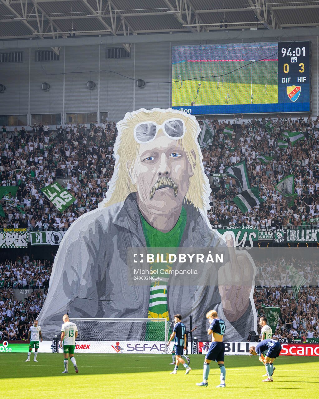 Hammarbys supportrar med ett tifo föreställande Kenta
