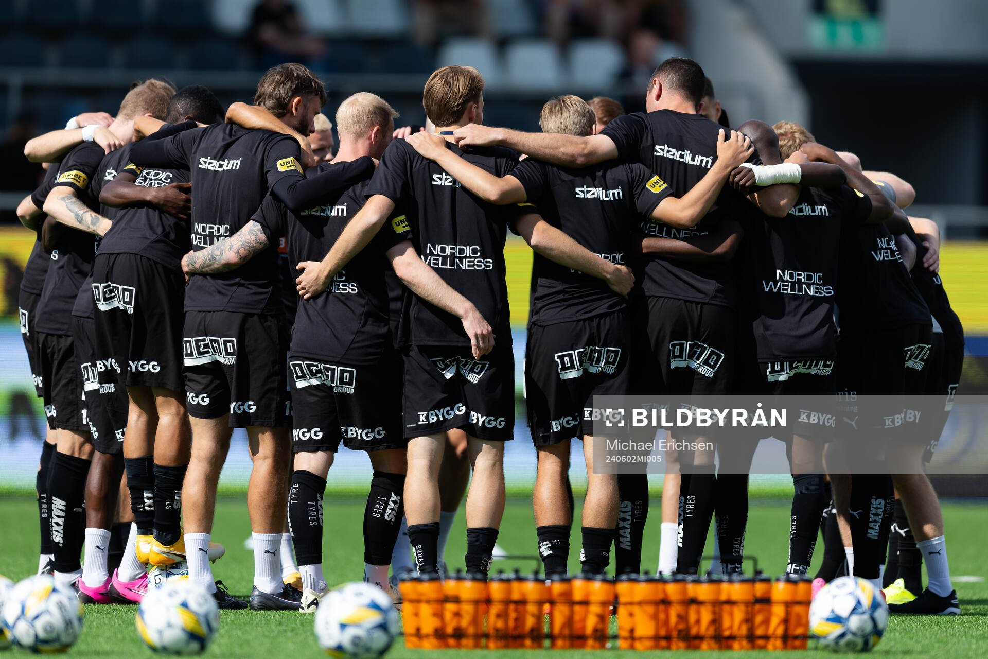 Häckens spelare samlade innan fotbollsmatchen i