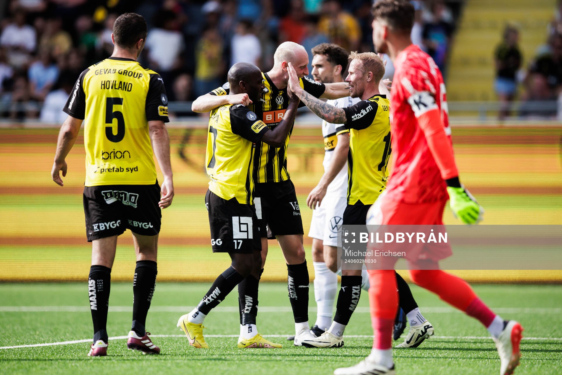 Häckens Edward Chilufya jublar med lagkamrater