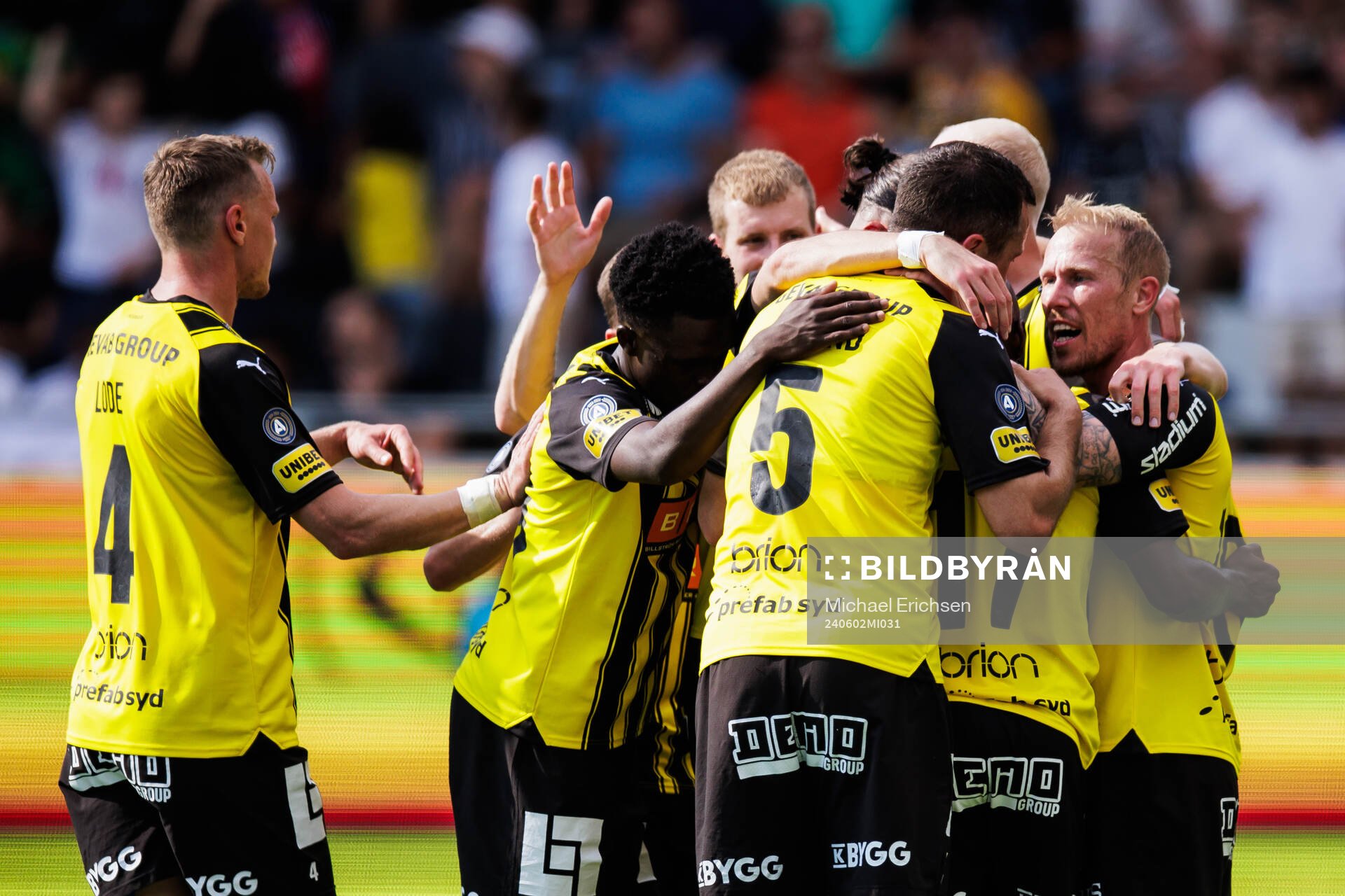 Häckens Edward Chilufya jublar med lagkamrater