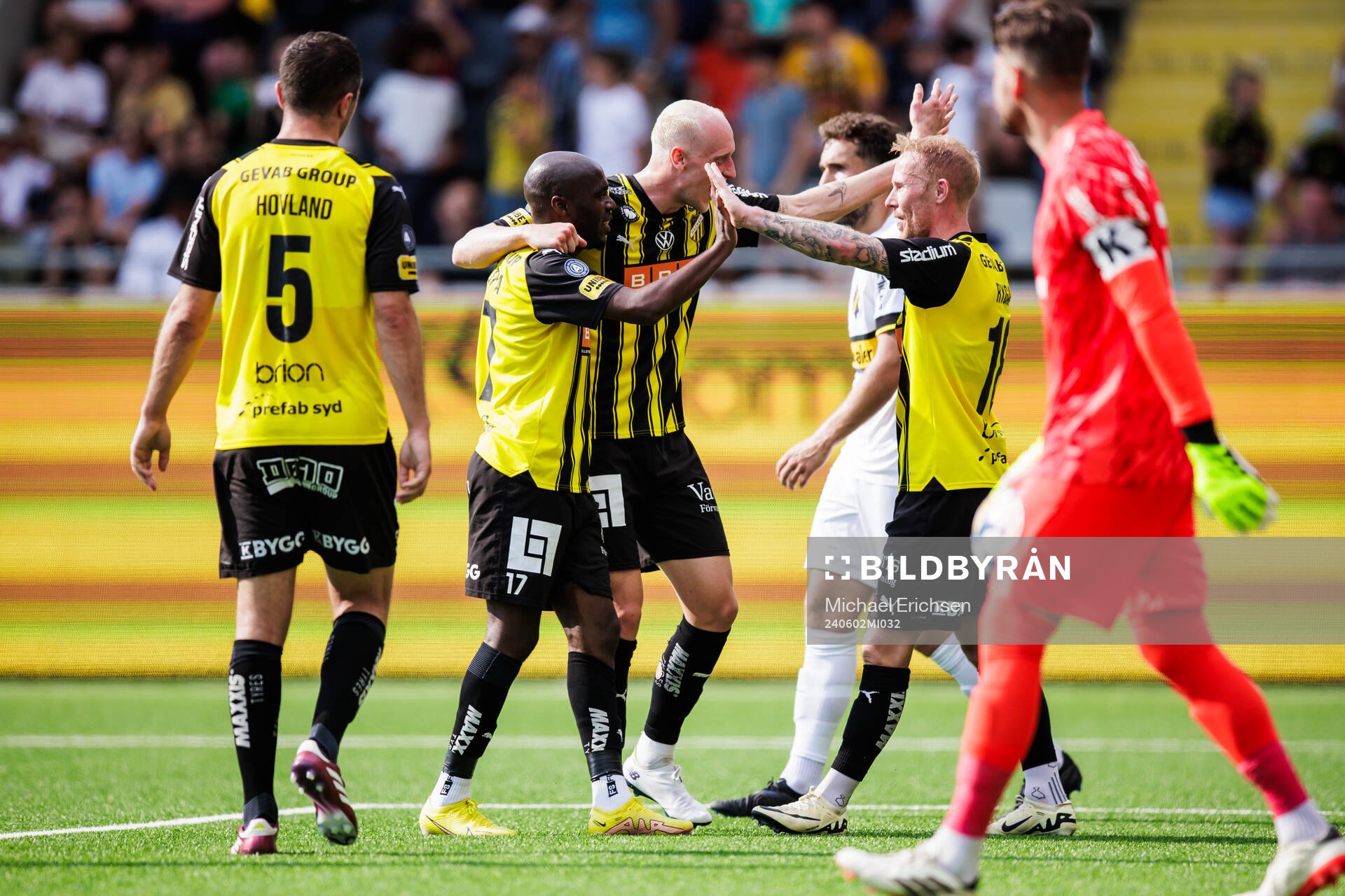 Häckens Edward Chilufya jublar med lagkamrater