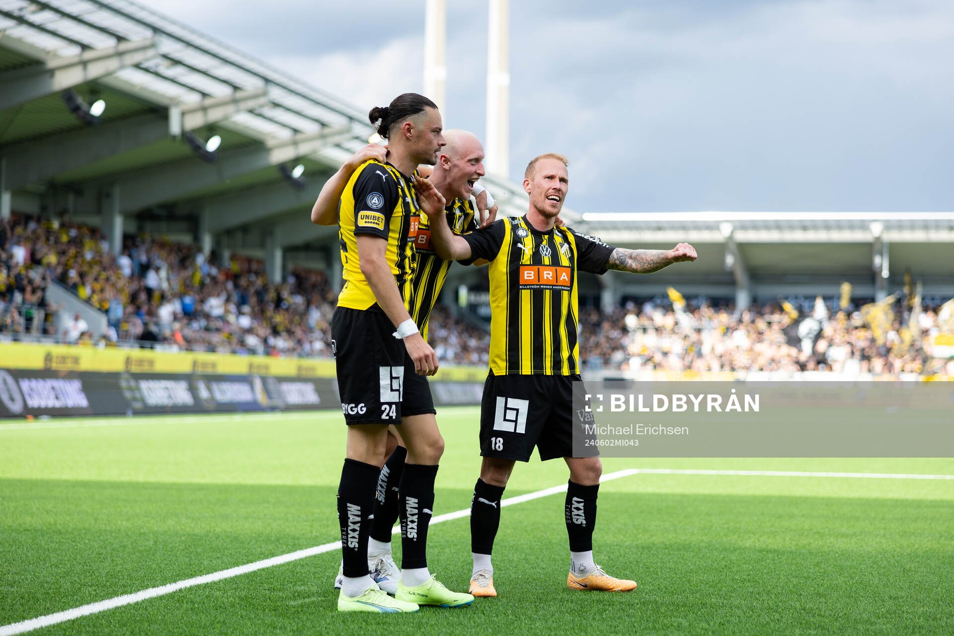 Häckens Amor Layouni jublar ihop med Valgeir Lunddal och