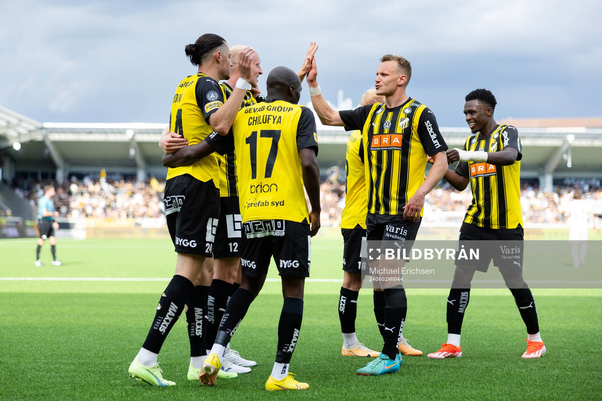 Häckens Amor Layouni jublar med lagkamrater