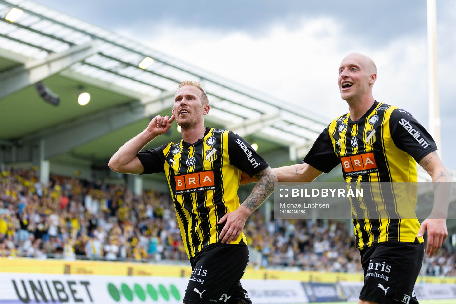 Häckens Mikkel Rygaard Jensen jublar ihop med Valgeir