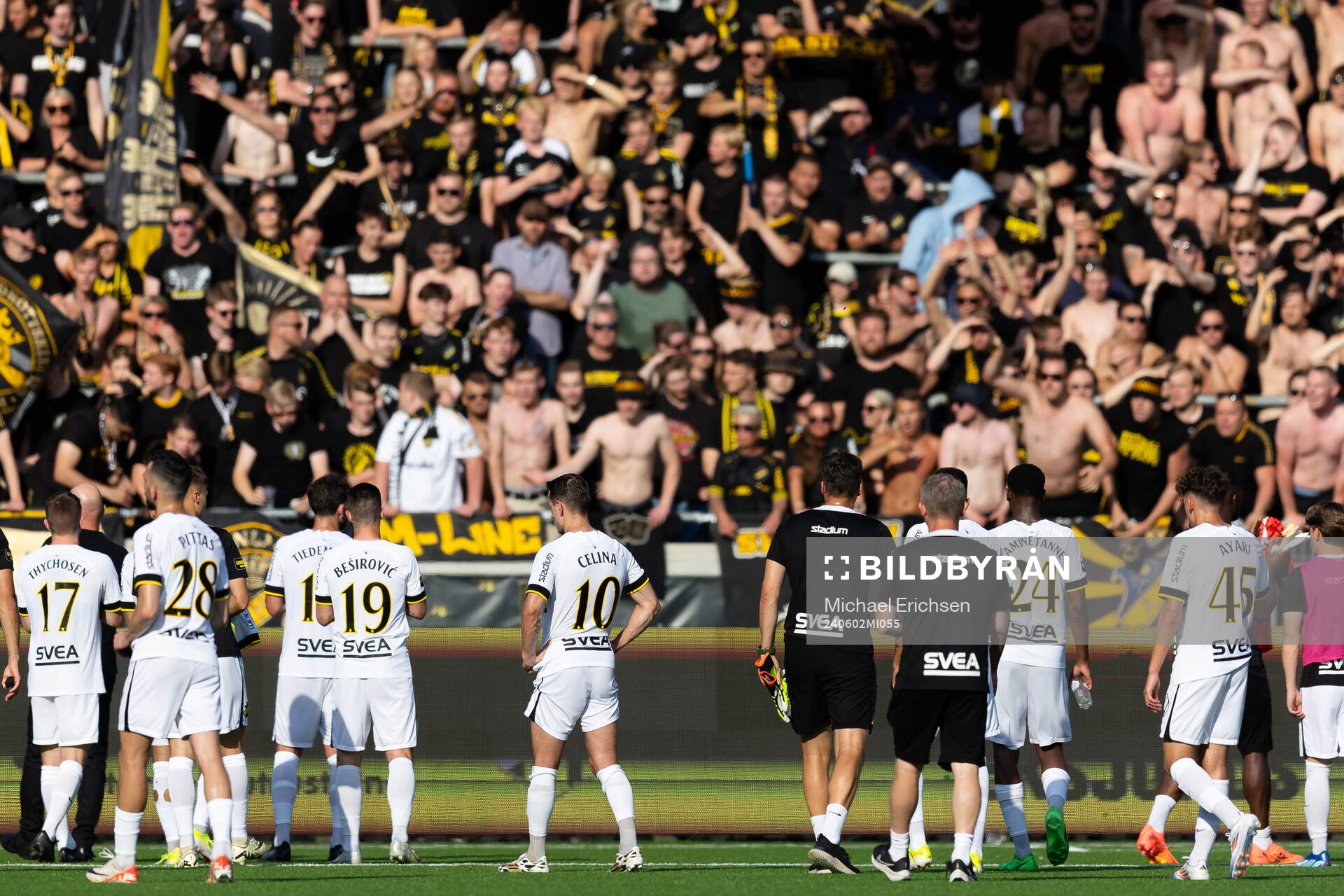 AIKs spelare deppar och tackar sina supportrar