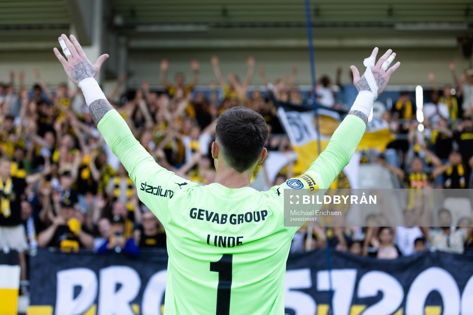 Häckens målvakt Andreas Linde jublar framför supportrarna efter fotbollsmatchen i Allsvenskan mellan Häcken och AIK den 2 juni 2024 i Göteborg.