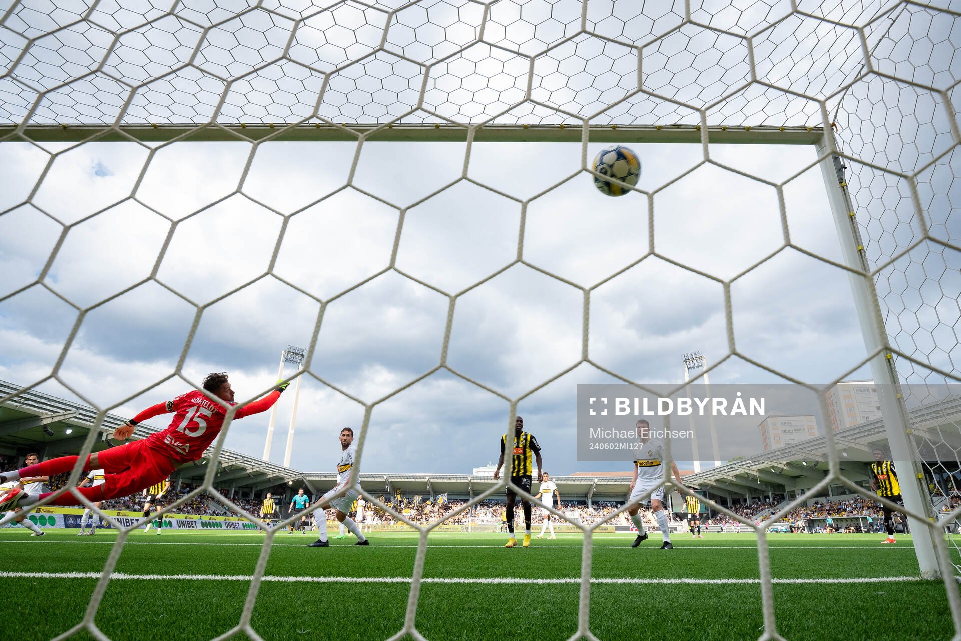 Häckens Mikkel Rygaard Jensen skjuter 4-0 i må bakom AIKs