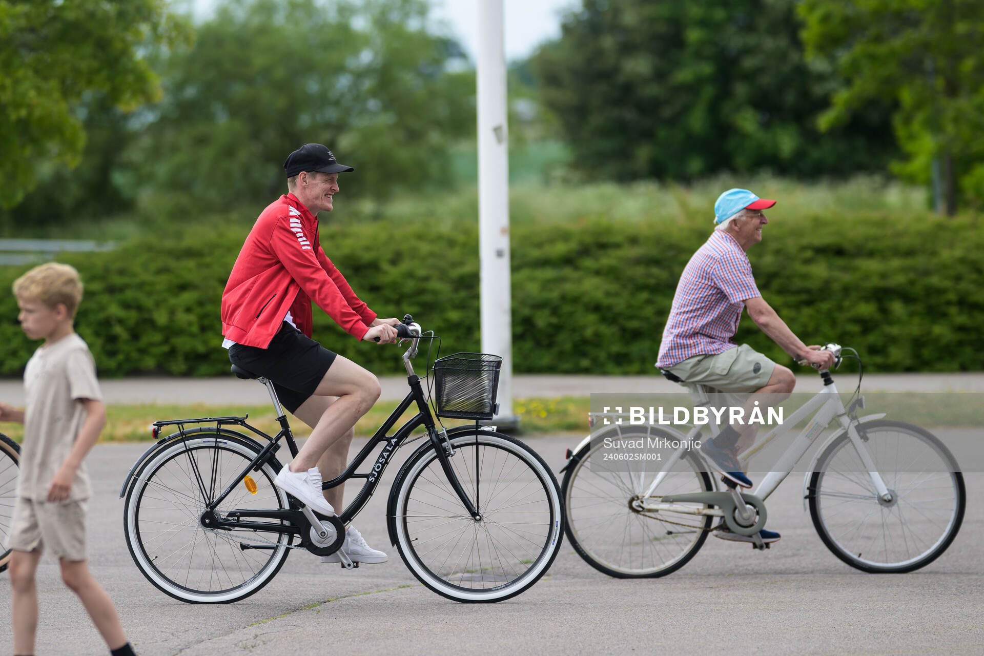 Kalmars assisterande tränare Rasmus Elm på cykel