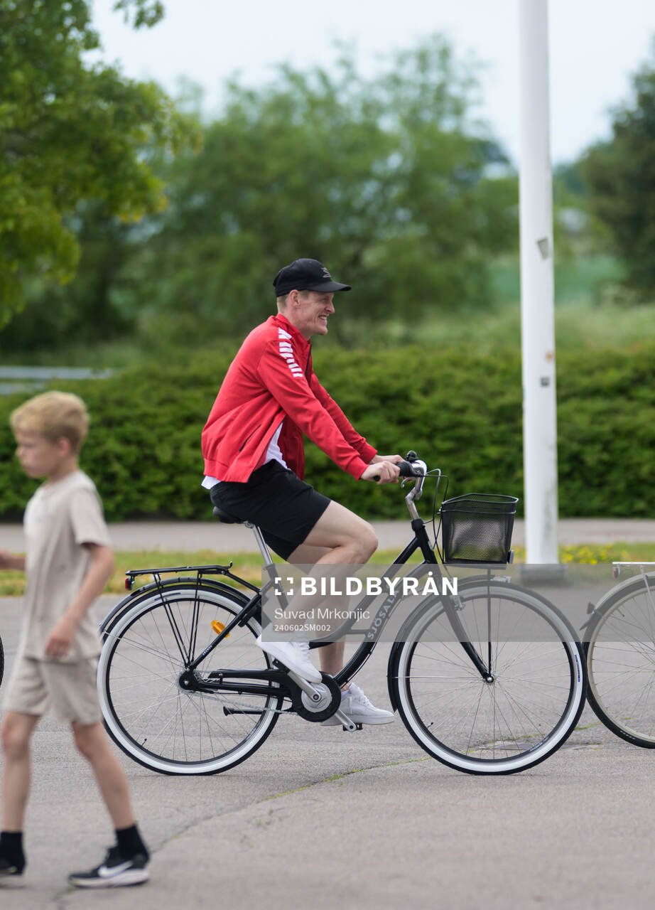 Kalmars assisterande tränare Rasmus Elm på cykel