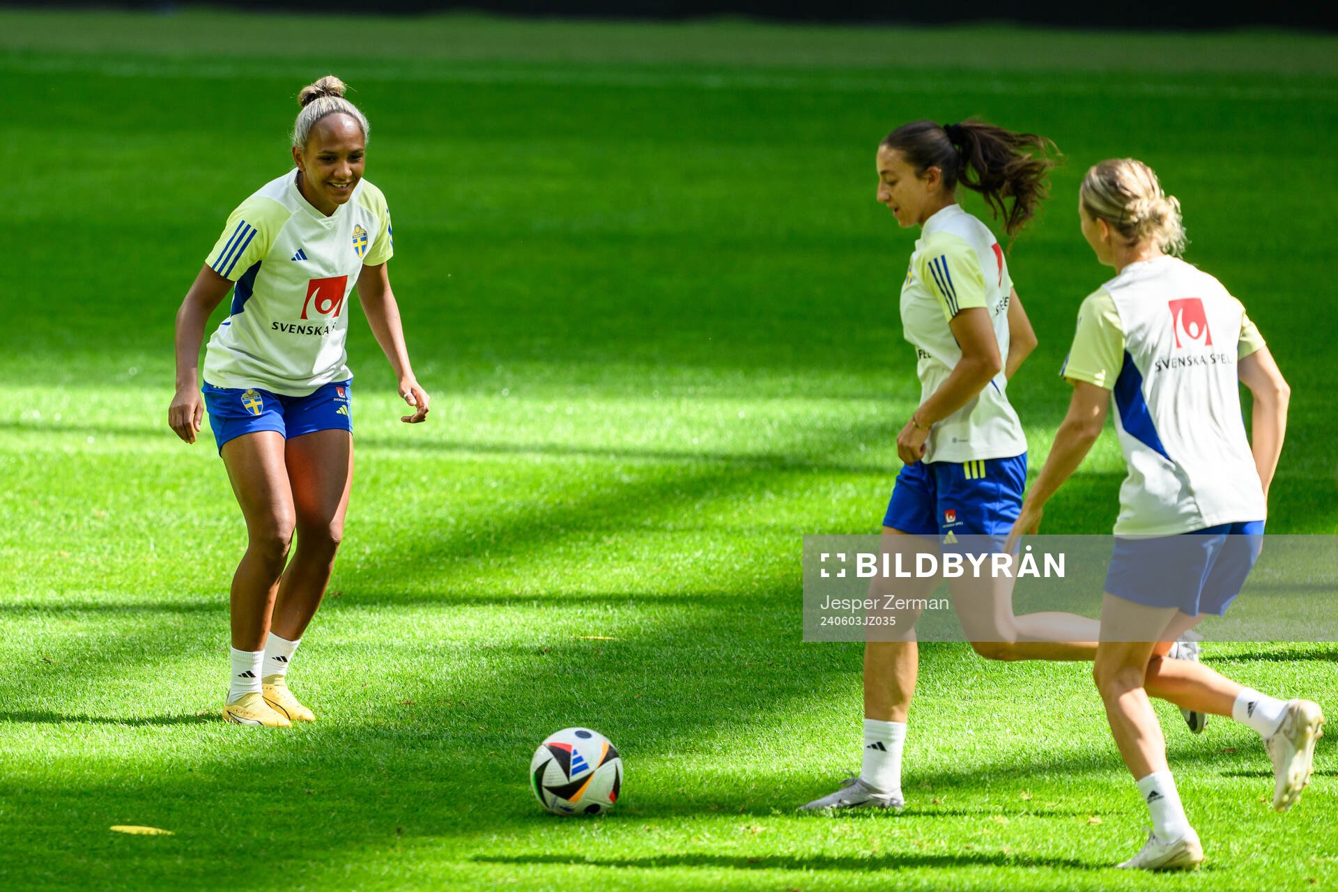 Madelen Janogy and Rusul Rosa Kafaji of the Swedish women's
