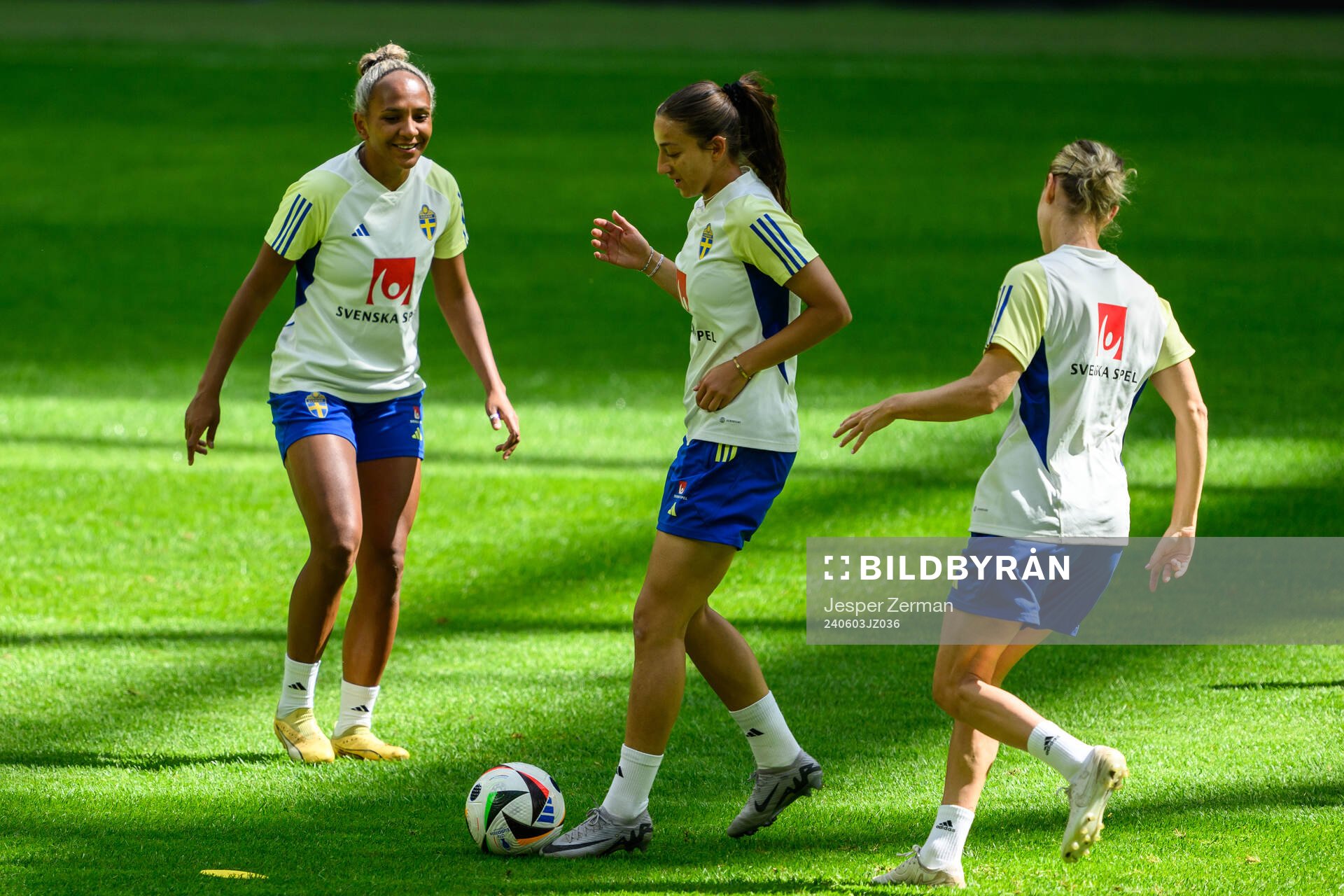 Madelen Janogy and Rusul Rosa Kafaji of the Swedish women's