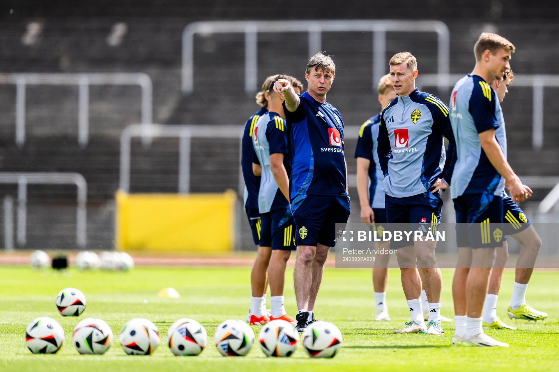 Head coach Jon Dahl Tomasson and Emil Krafth of the Swedish