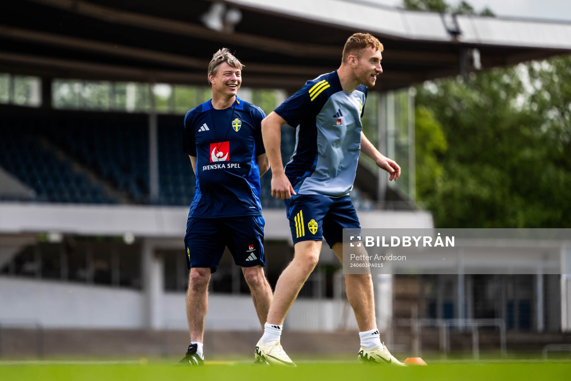 Head coach Jon Dahl Tomasson and Dejan Kulusevski of the