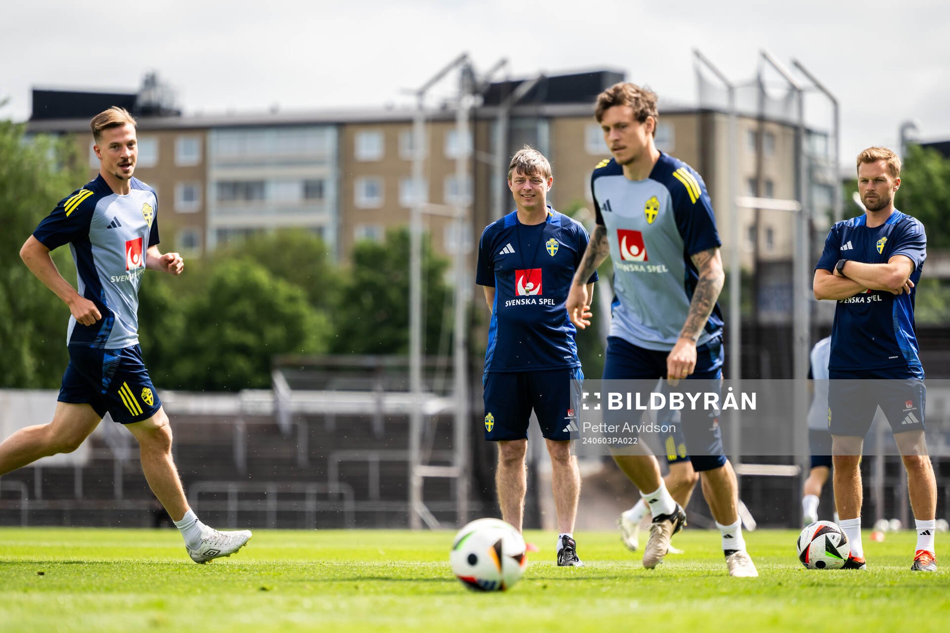 Simon Olsson, head coach Jon Dahl Tomasson, Victor Nilsson