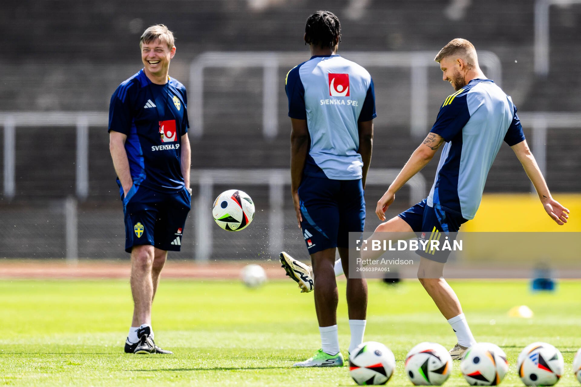 Head coach Jon Dahl Tomasson and Anton Salétros of the