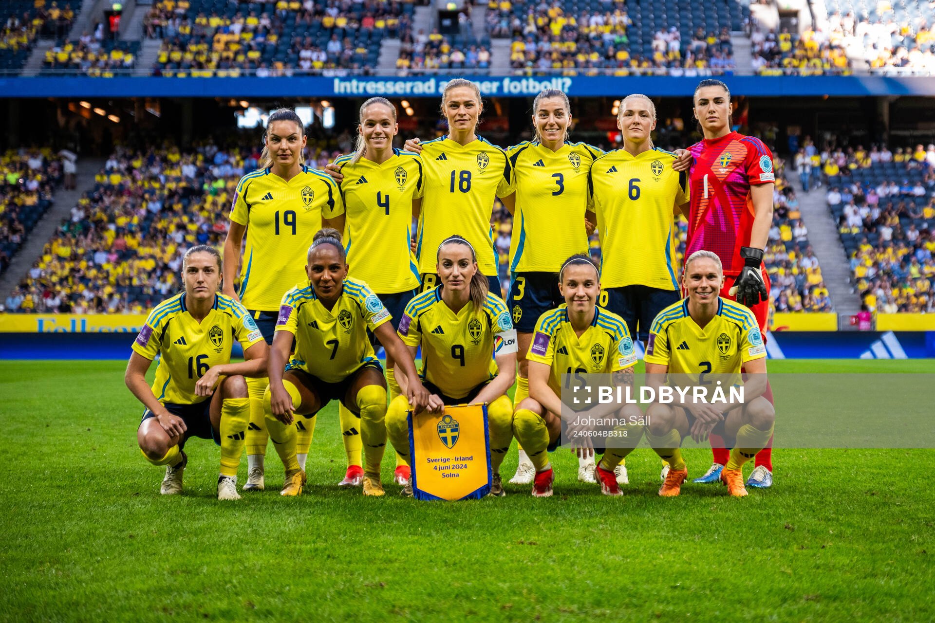 The starting eleven of Sweden, with a shirt dedicated to
