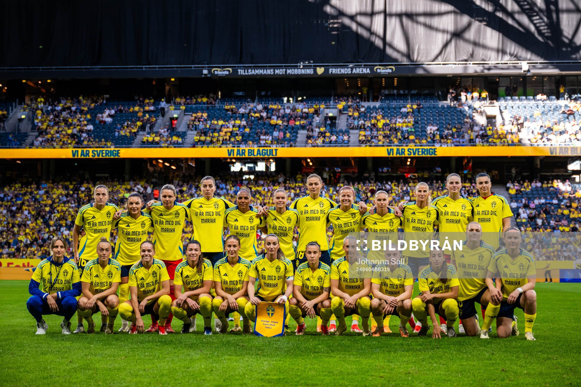 Players of Sweden, with a shirt dedicated to team manager
