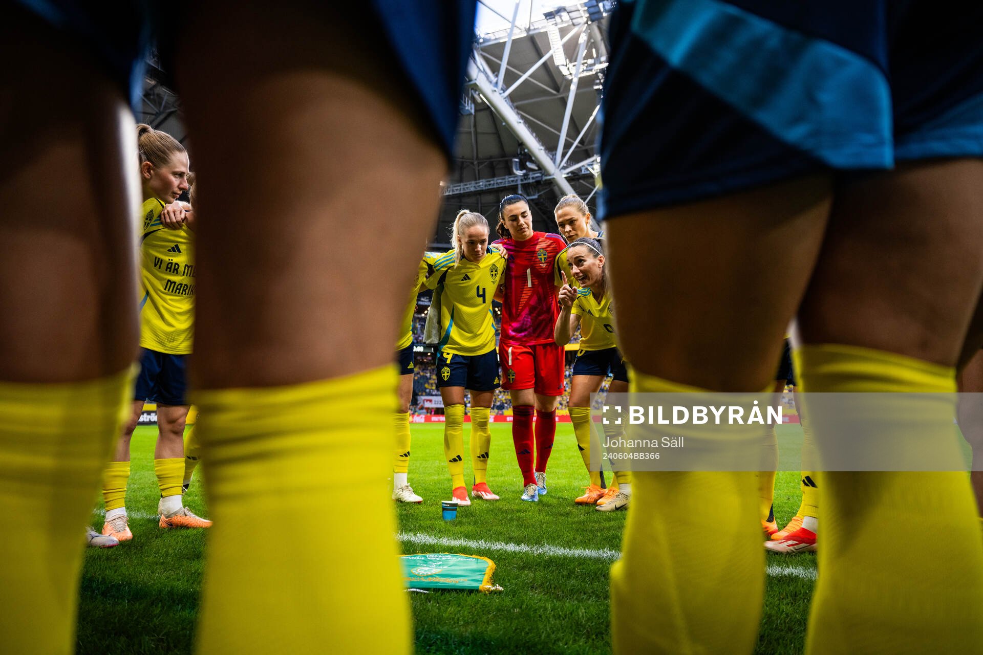 Hanna Lundkvist, goalkeeper Zecira Musovic, Fridolina