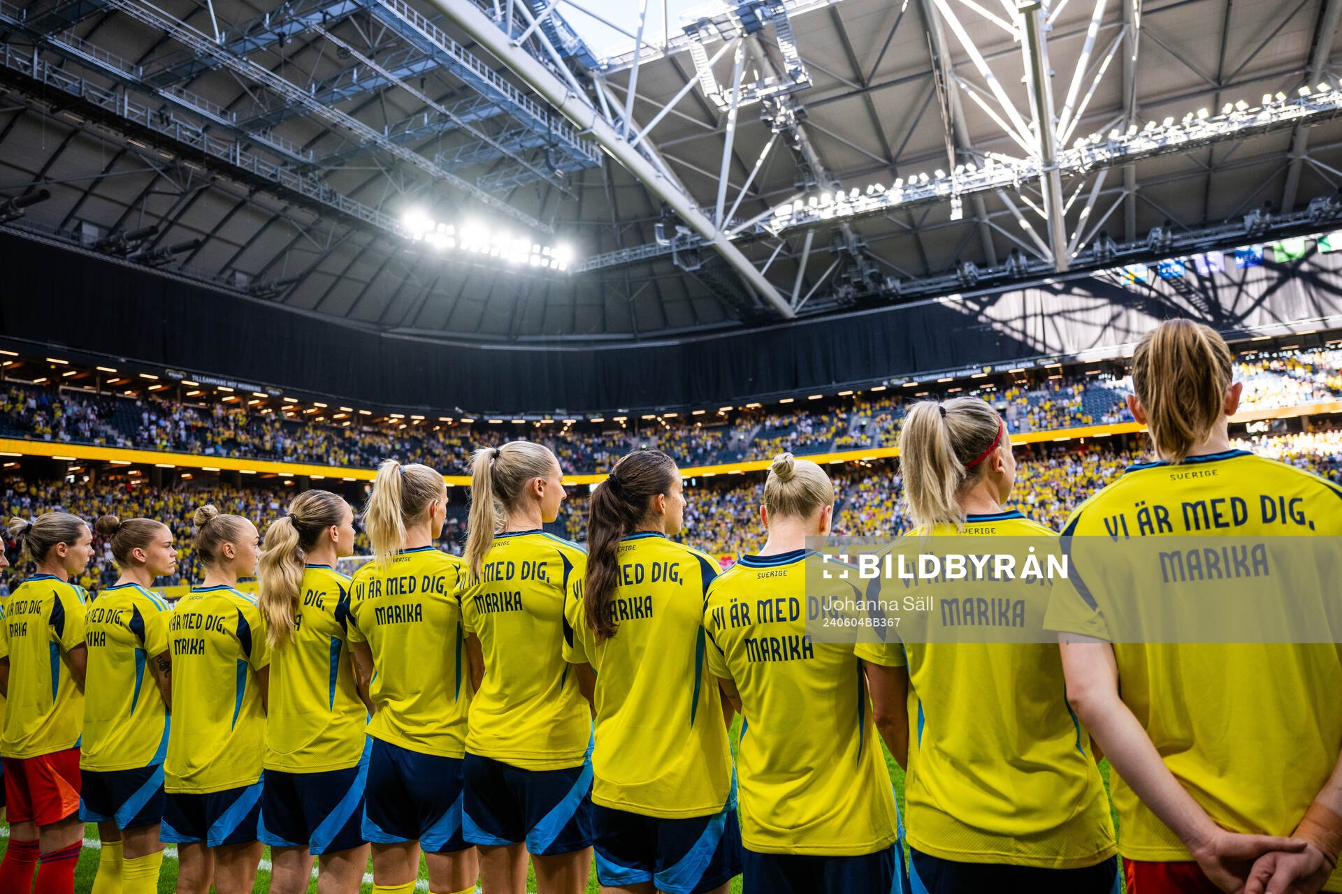 Players of Sweden ,with a shirt dedicated to team manager