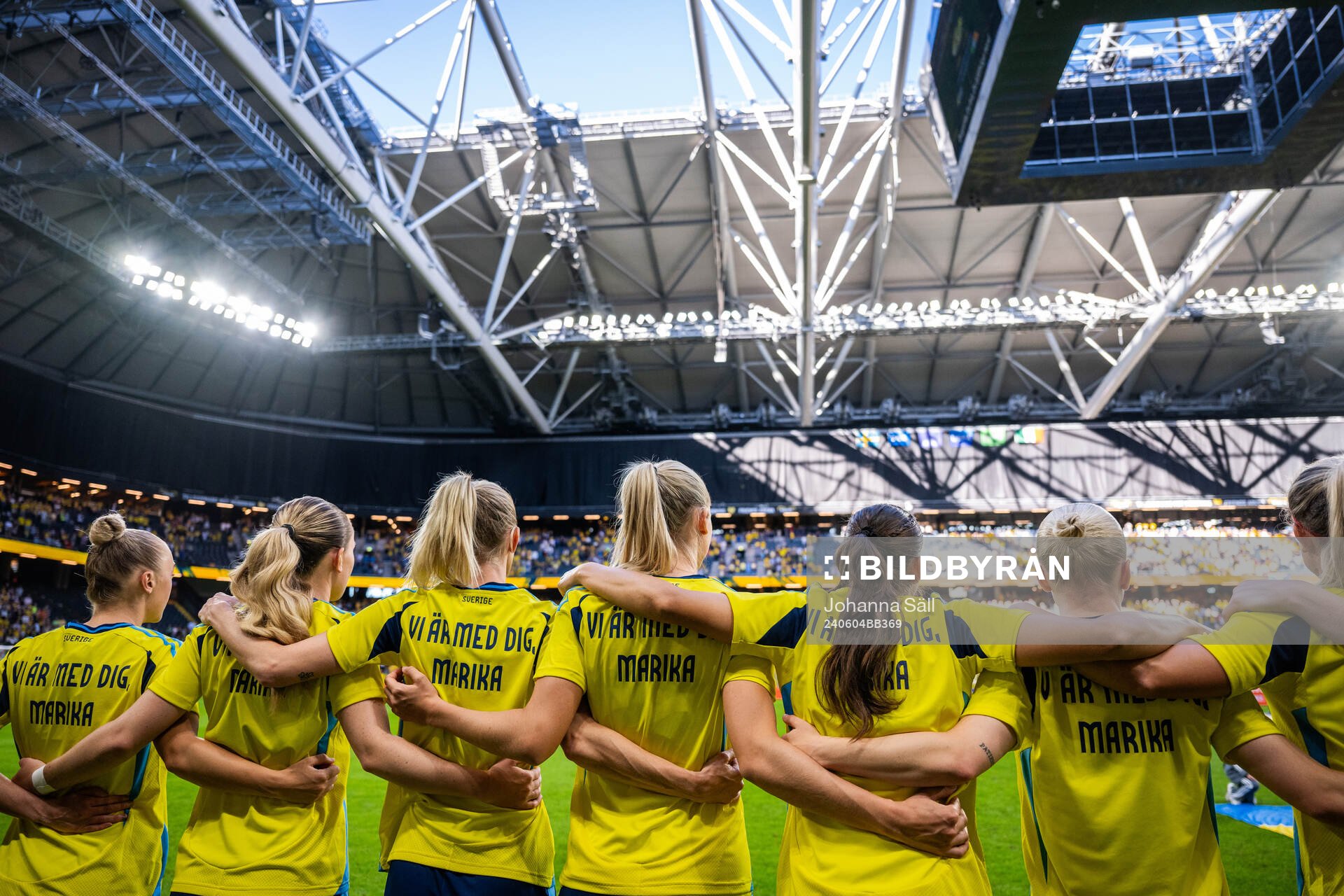 Players of Sweden ,with a shirt dedicated to team manager