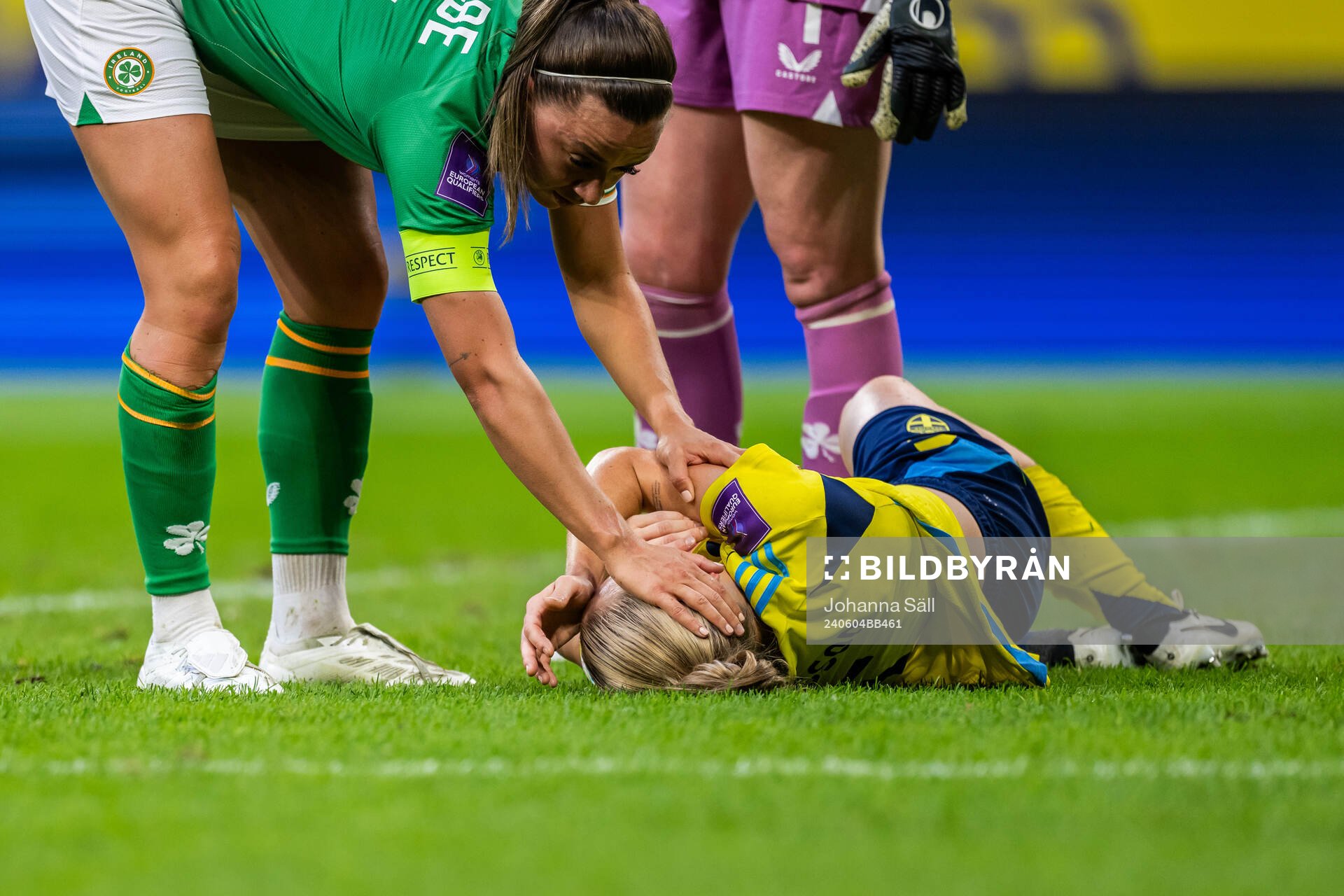 Magdalena Eriksson of Sweden and Katie McCabe of Republic