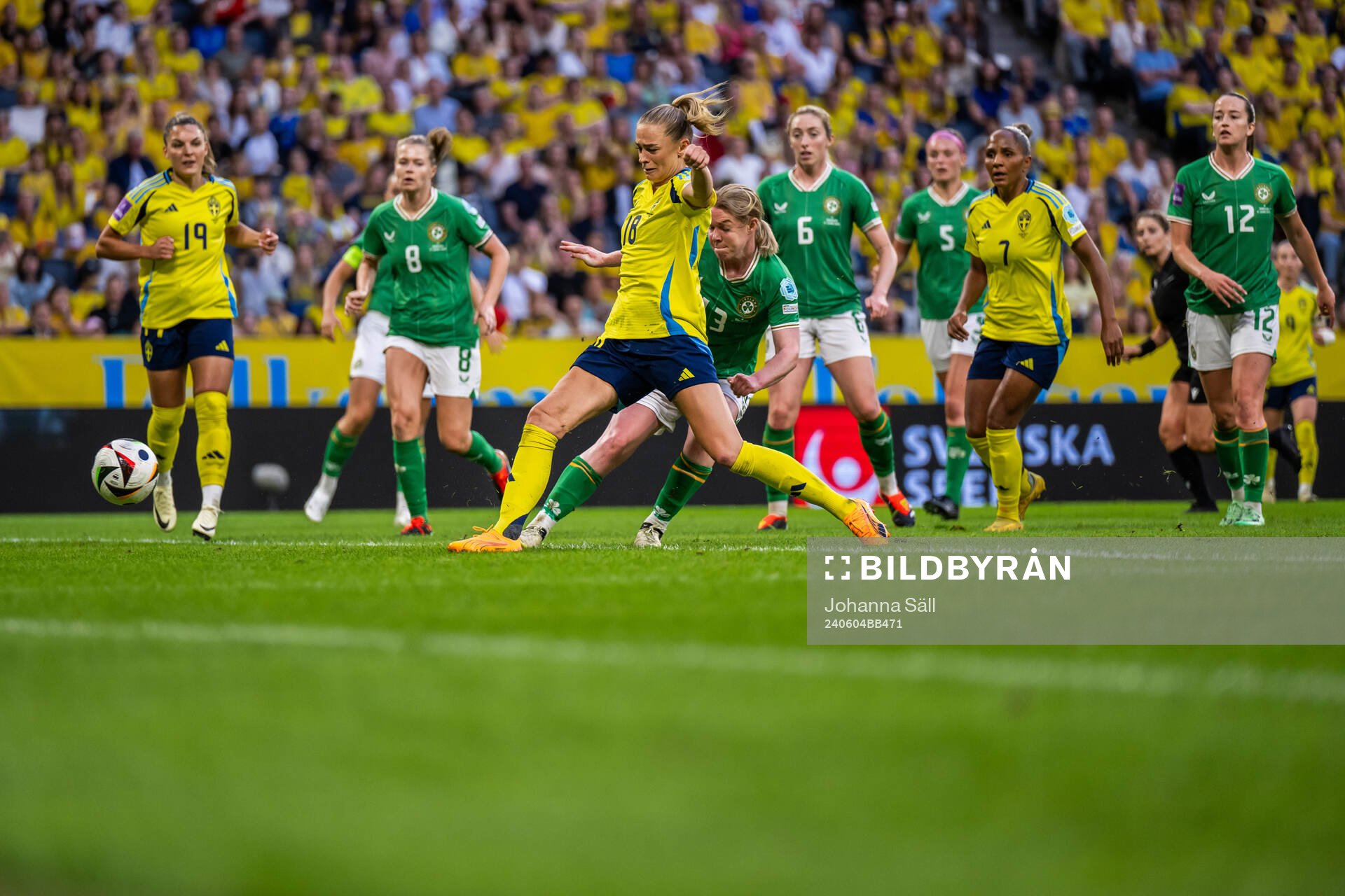 Fridolina Rolfö of Sweden and Aoife Mannion of Republic of