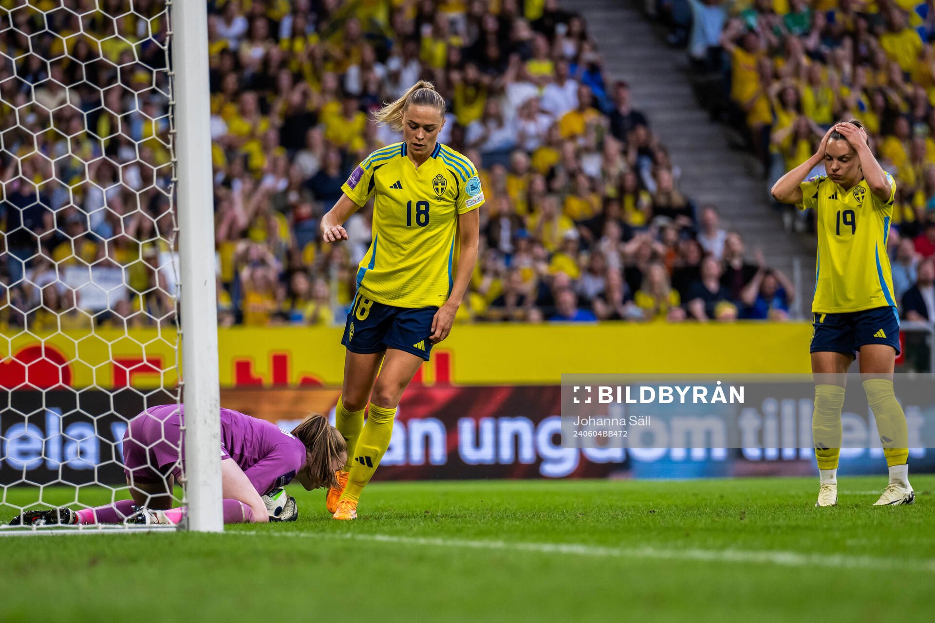 Fridolina Rolfö of Sweden and goalkeeper Courtney Brosnan