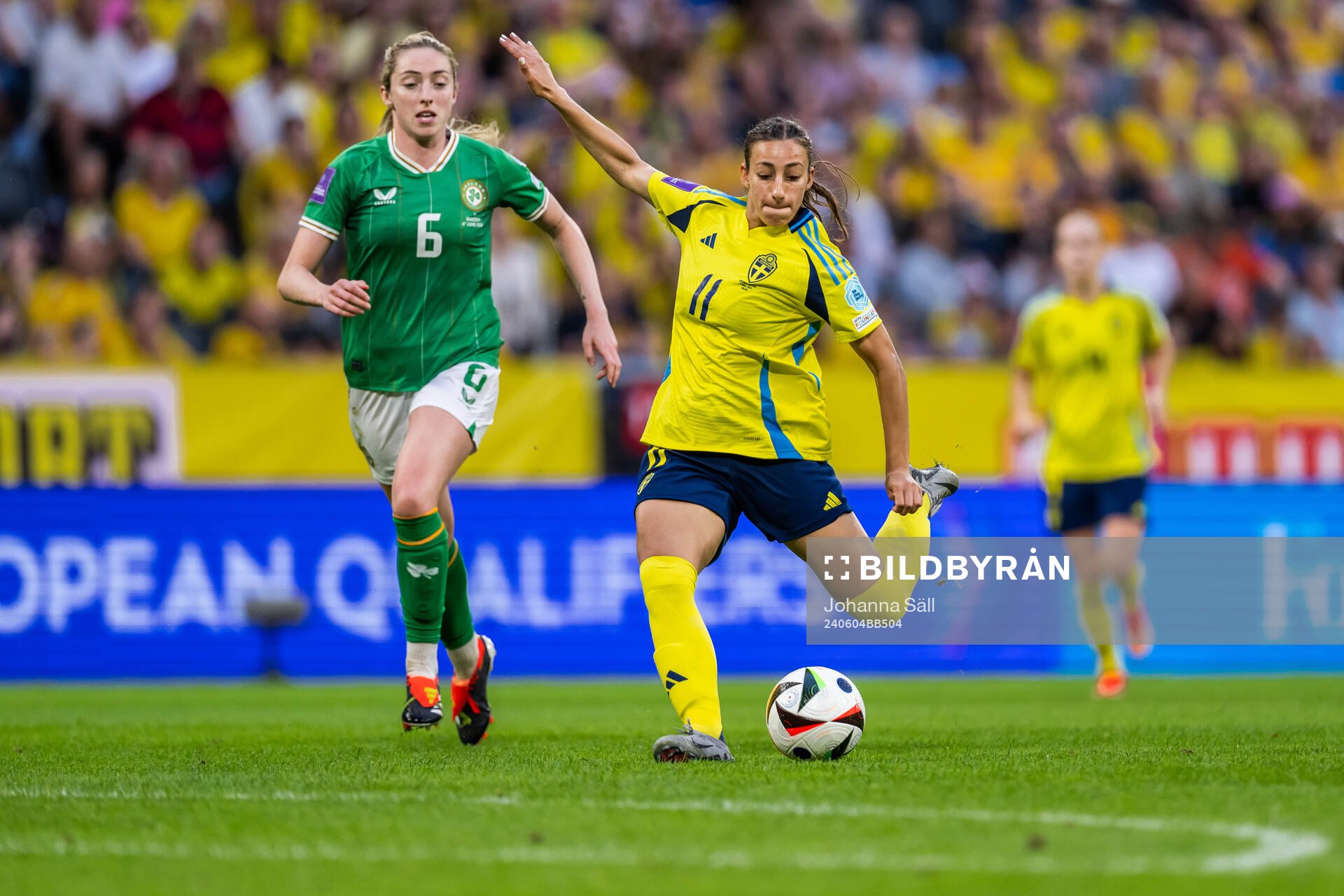Megan Connolly of Republic of Ireland and Rosa Kafaji of